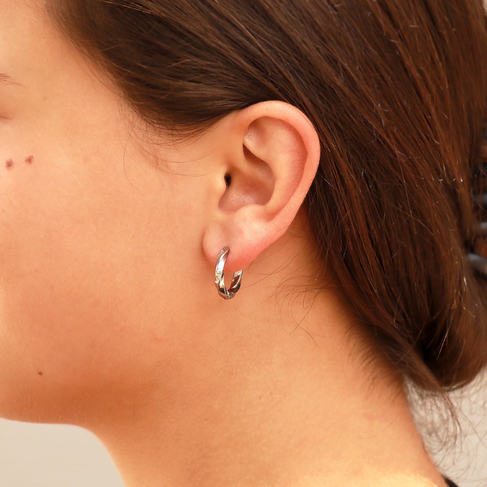 18K Gold PVD Stainless Steel Textured Twisted Huggie Hoop Earrings / ERJ0026、mySite、dreamappss