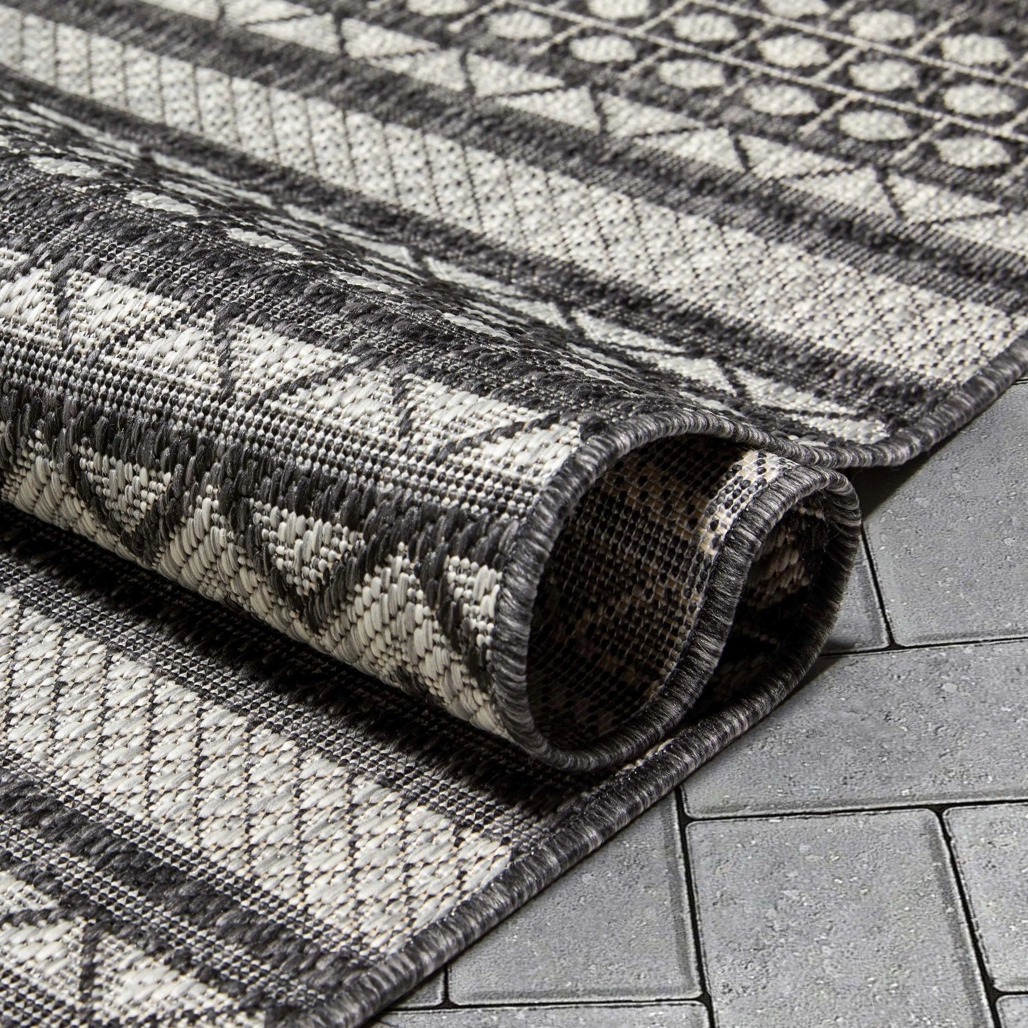 Arwen Tribal Indoor/Outdoor Black Textured Rug、mySite、gigharbornorthrealestate