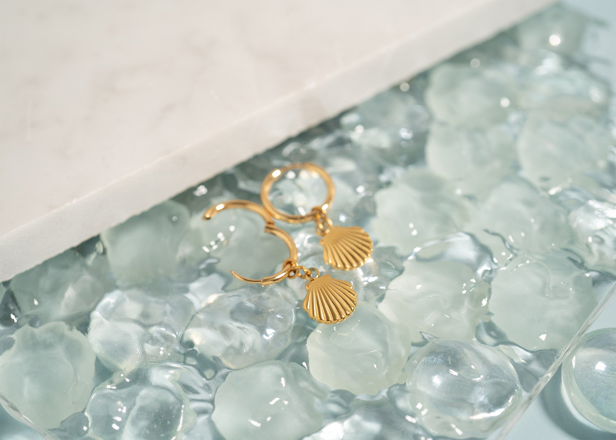 18K Gold Stainless Steel Shell Pendant Huggie Earrings / ERJ0072、mySite、dreamappss