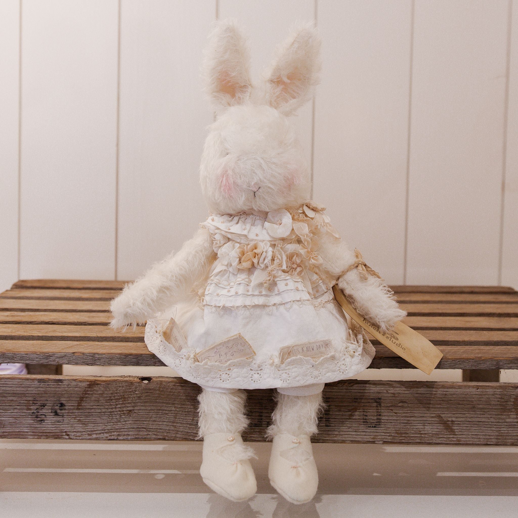RETIRED - Hutch Studio - Lovely Love Note - Hand-Crafted Curly Mohair Cream Bunny、mySite、g9winljtr