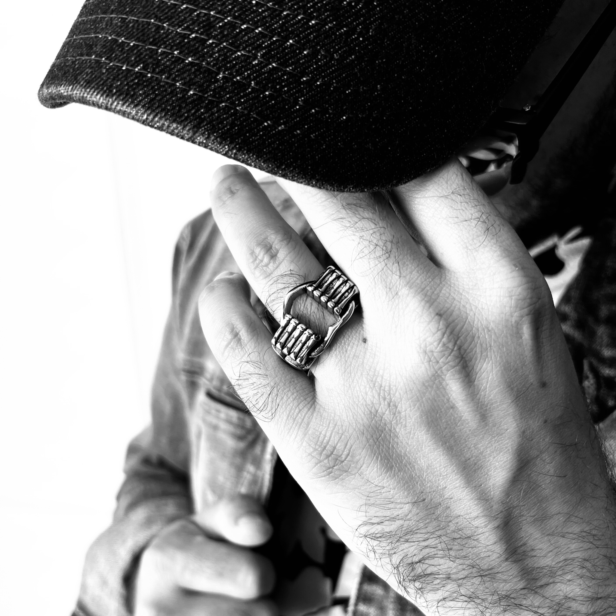 Stainless Steel Polished Heart Gripped By Bone Hands Ring / SCR1002、mySite、dreamappss