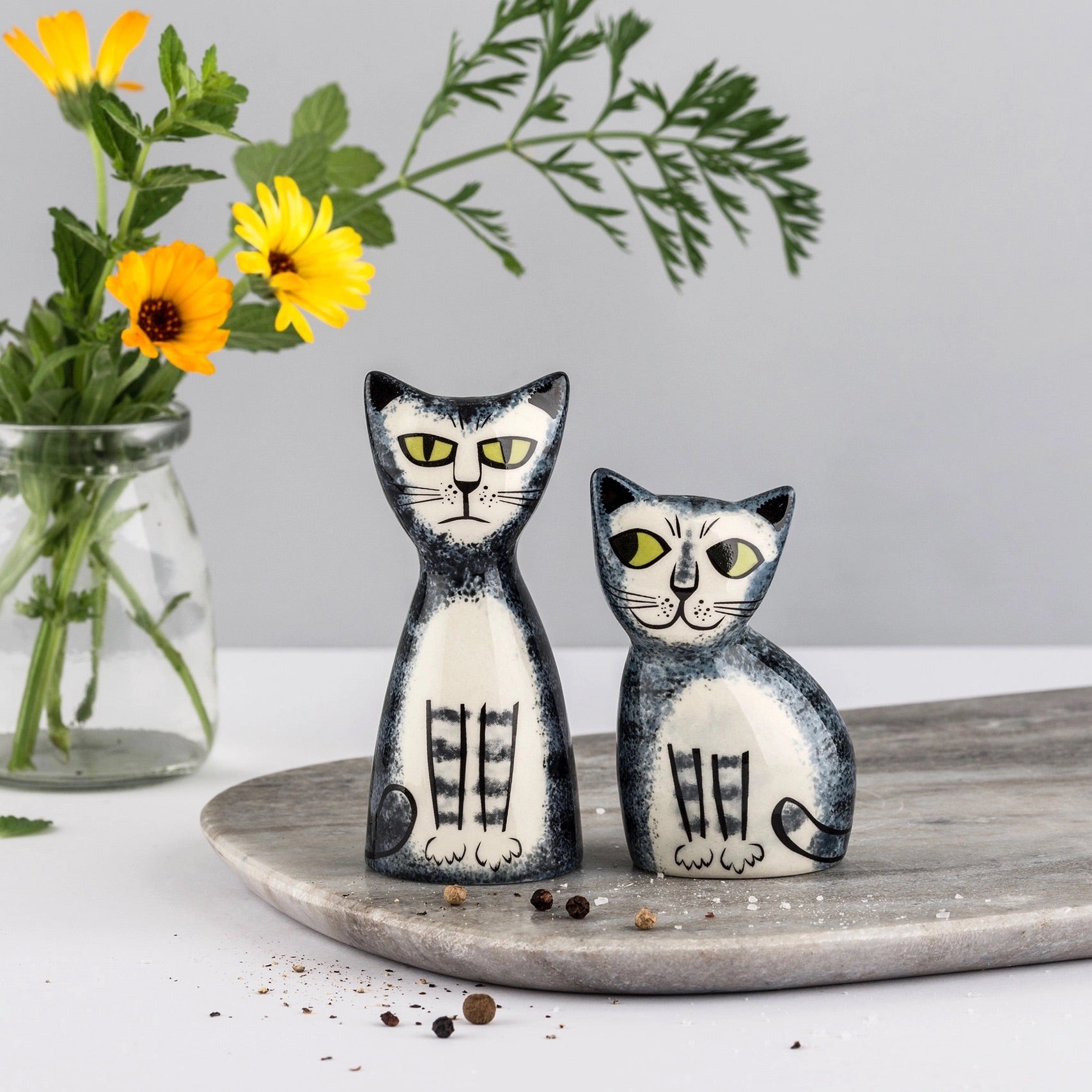 Grey Tabby Cat Salt and Pepper Shakers | Hannah Turner、mySite、g9winljtr