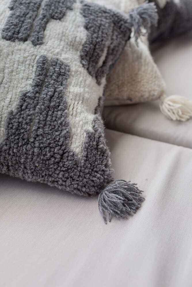 THROW PILLOW ZAGROS CHARCOAL NATURAL、mySite、gigharbornorthrealestate