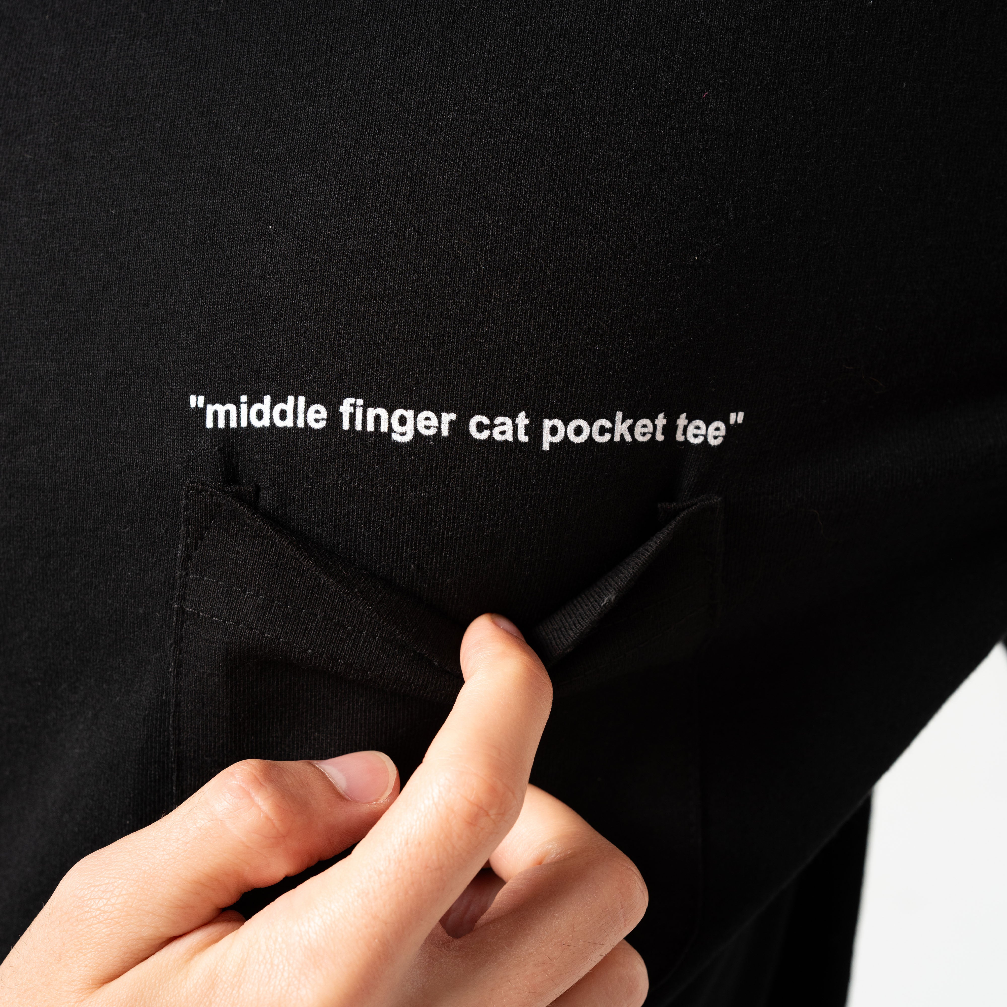  Middle Finger Cat Pocket Tee (Black)、mySite、merchandisen