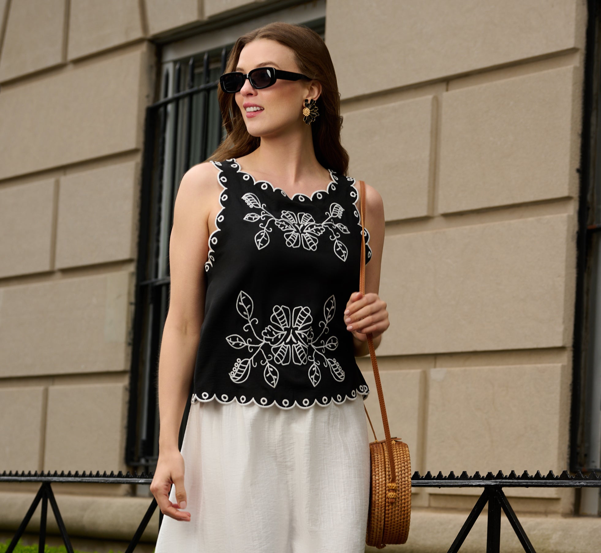 Sleeveless Cropped Floral Embroidered Top In Black Ivory、mySite、solidvoid