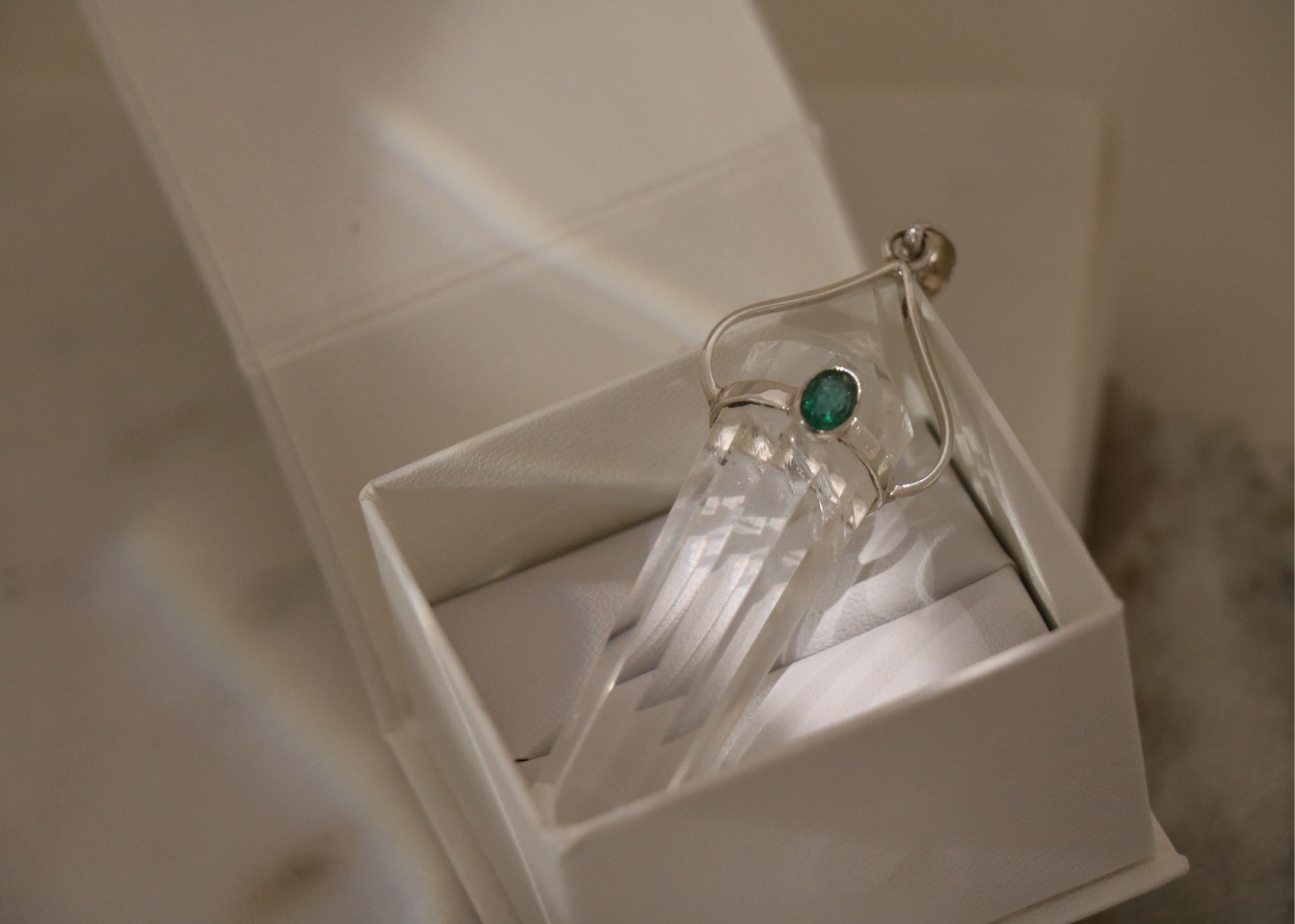 Clear Quartz Crystal with Emerald Pendant、mySite、topwebapps