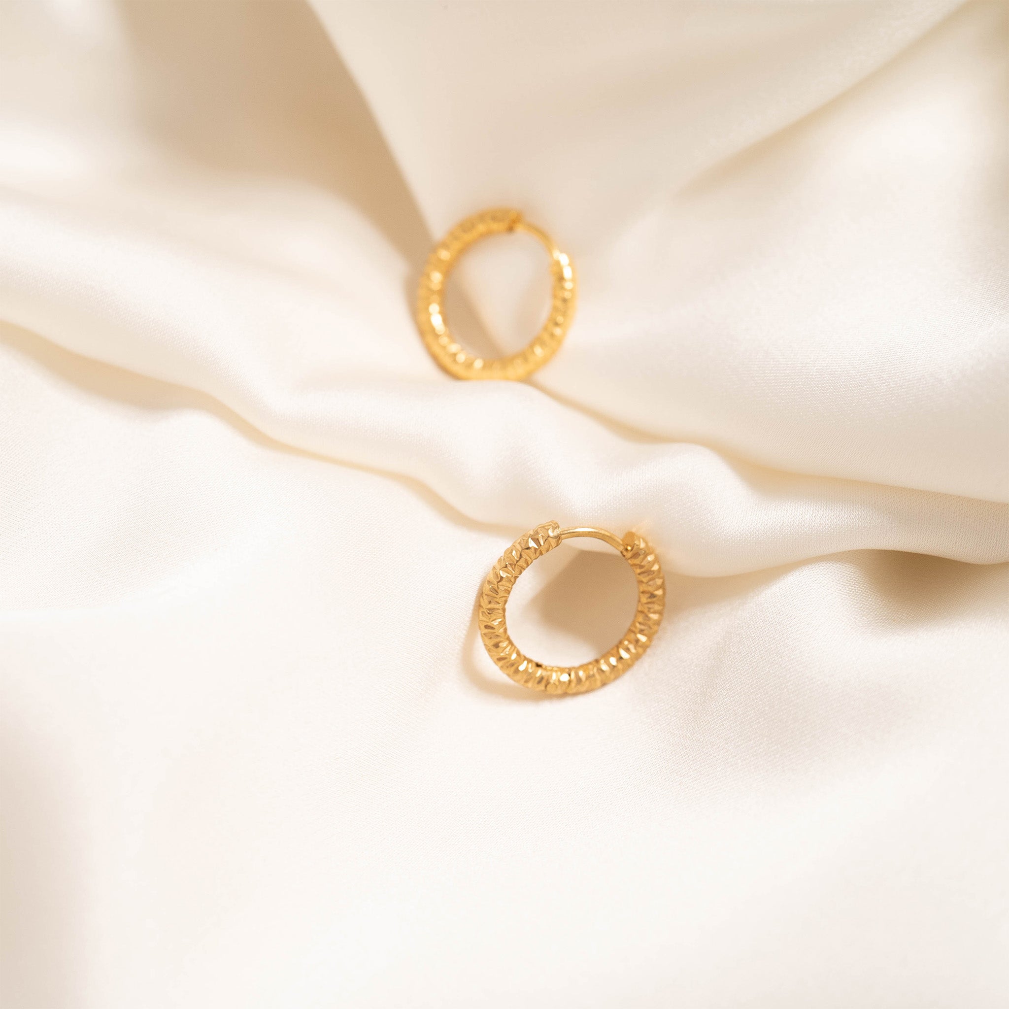 18K Gold PVD Stainless Steel Textured Huggie Hoop Earrings / ERJ0012、mySite、dreamappss