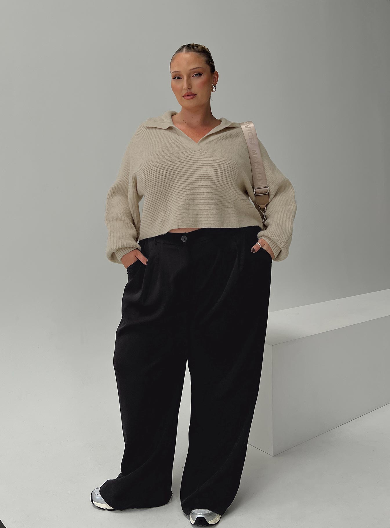 Tiara Cropped Sweater Beige Curve、mySite、solidvoid