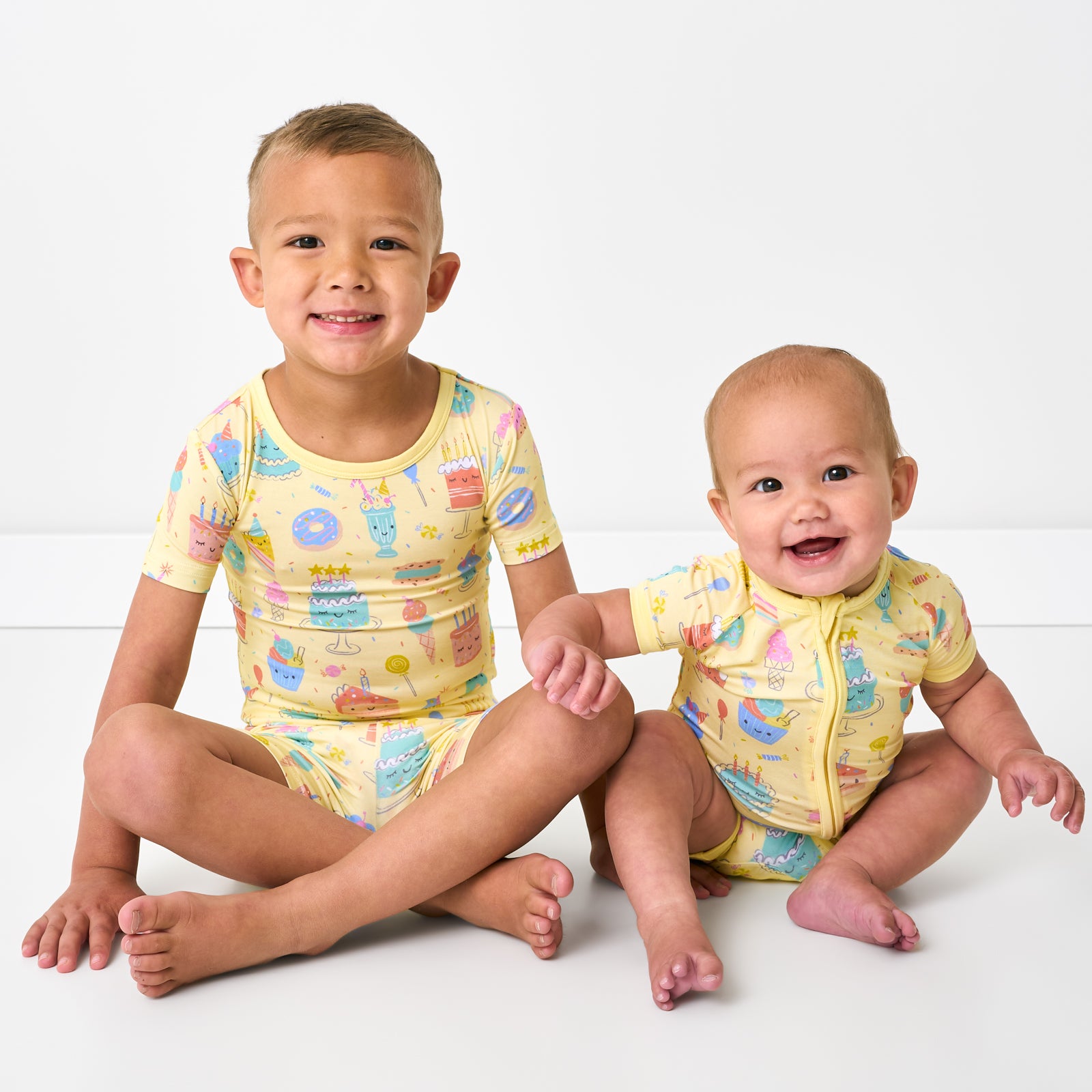 Frosted Fun Two-Piece Short Sleeve & Shorts Pajama Set、mySite、g9winljtr