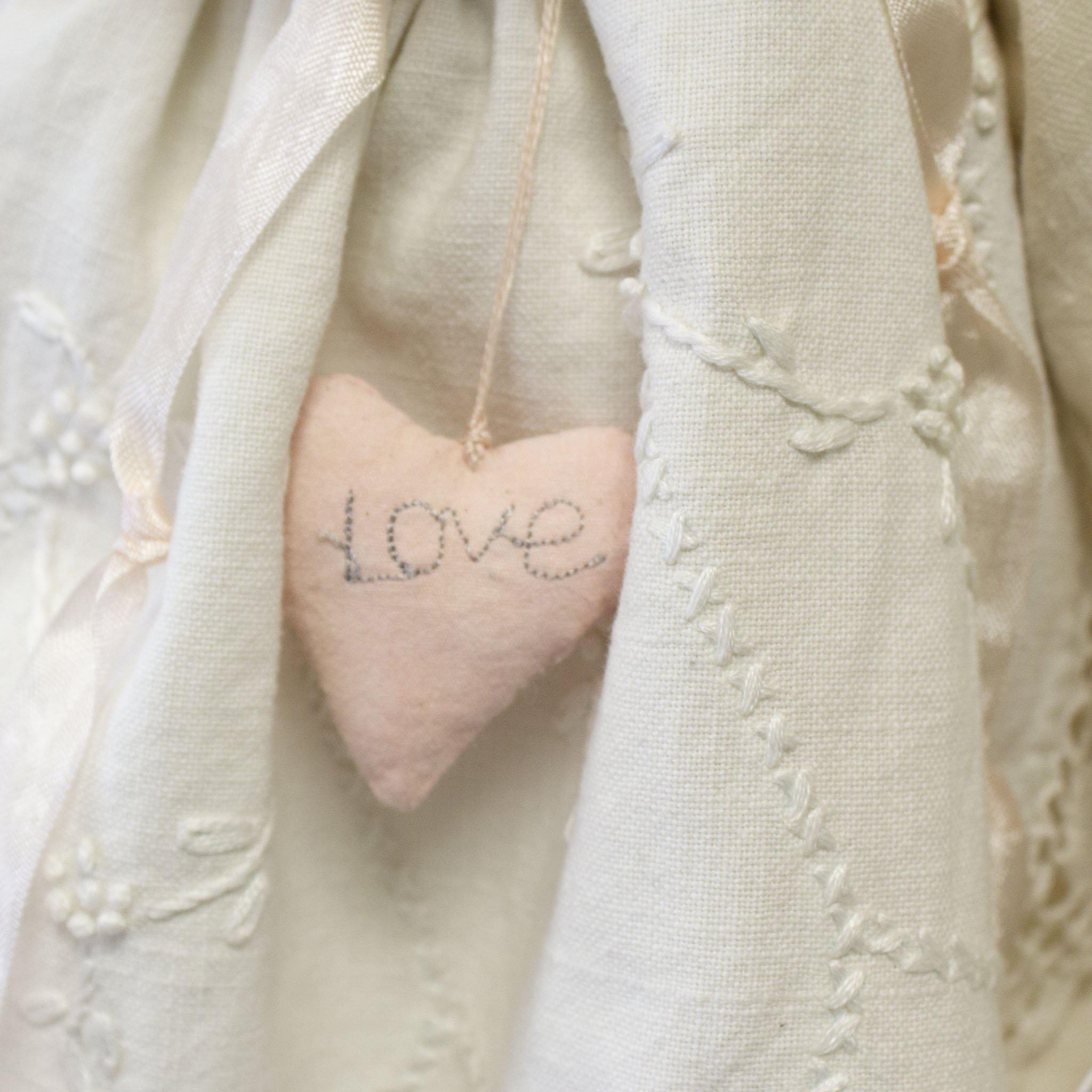 RETIRED - Hutch Studio - Proper Miss Prim - One Of A Kind Bunny、mySite、g9winljtr