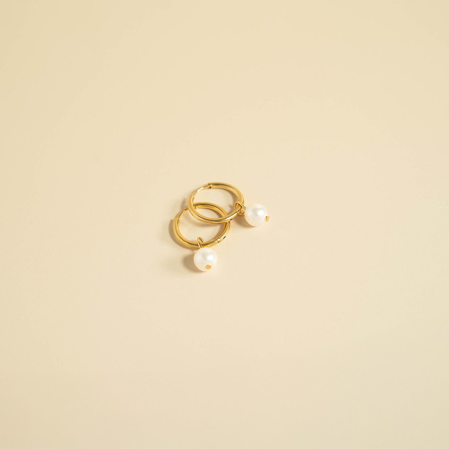 18K Gold PVD Stainless Steel Pearl Charm Huggie Hoop Earrings / ERJ0027、mySite、dreamappss