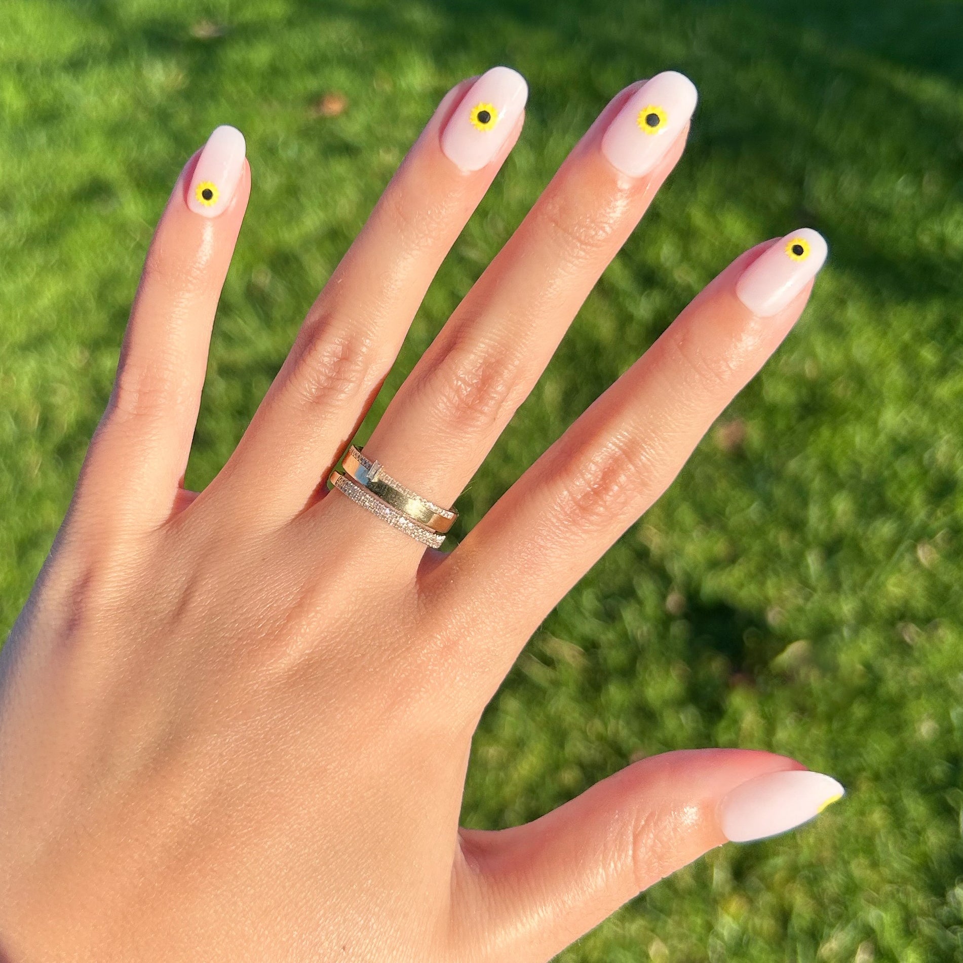 Scattered Sunflower - Press-On | Short | Round、mySite、solidvoid