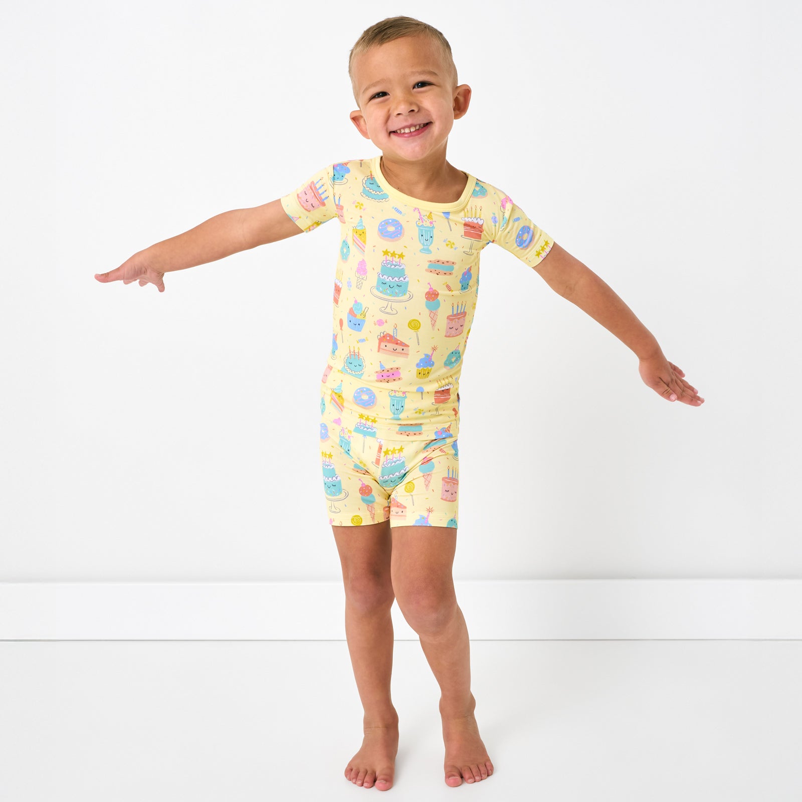 Frosted Fun Two-Piece Short Sleeve & Shorts Pajama Set、mySite、g9winljtr