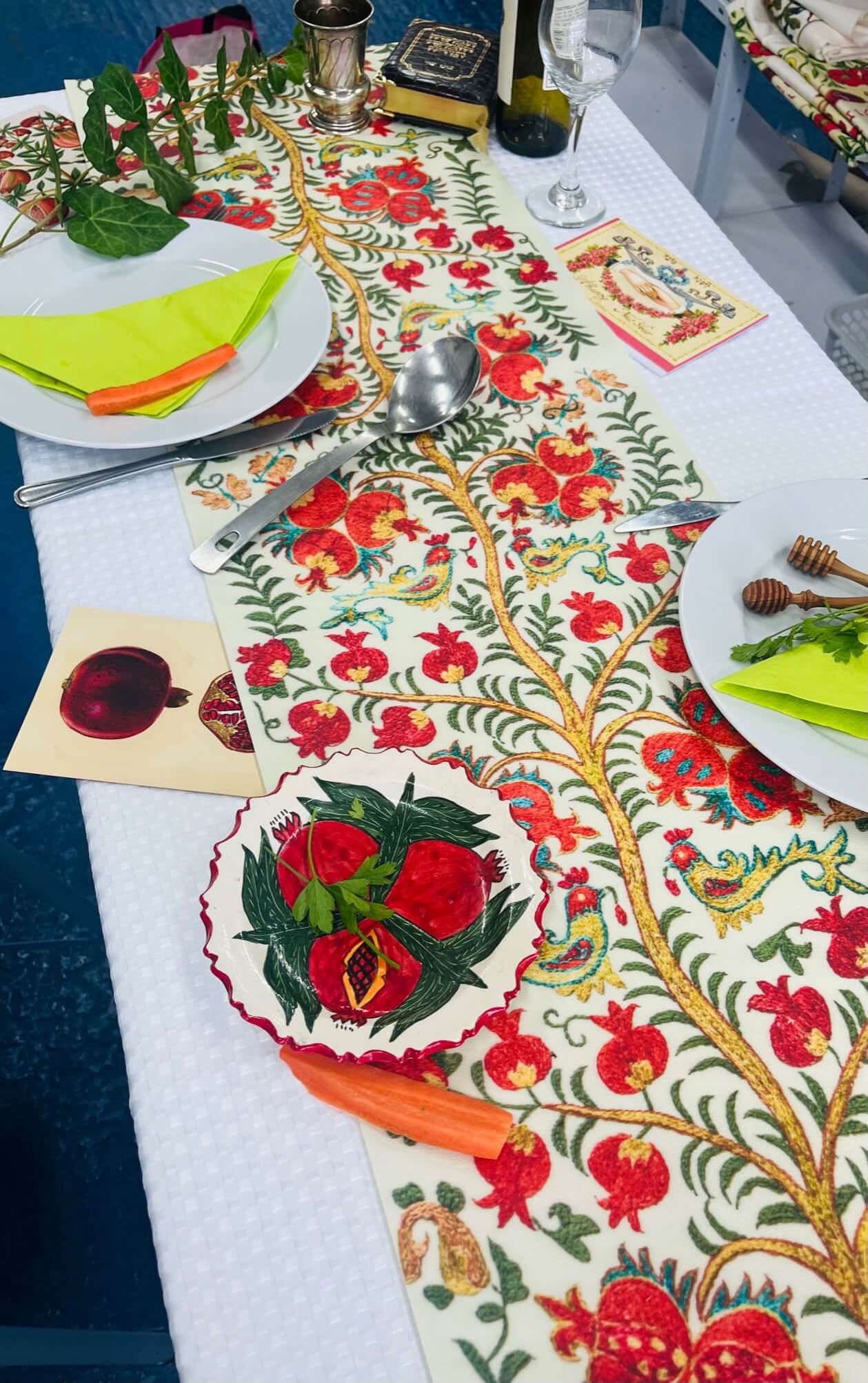 Pomegranates Bukhara Vinyl Table Runner、mySite、topwebapps