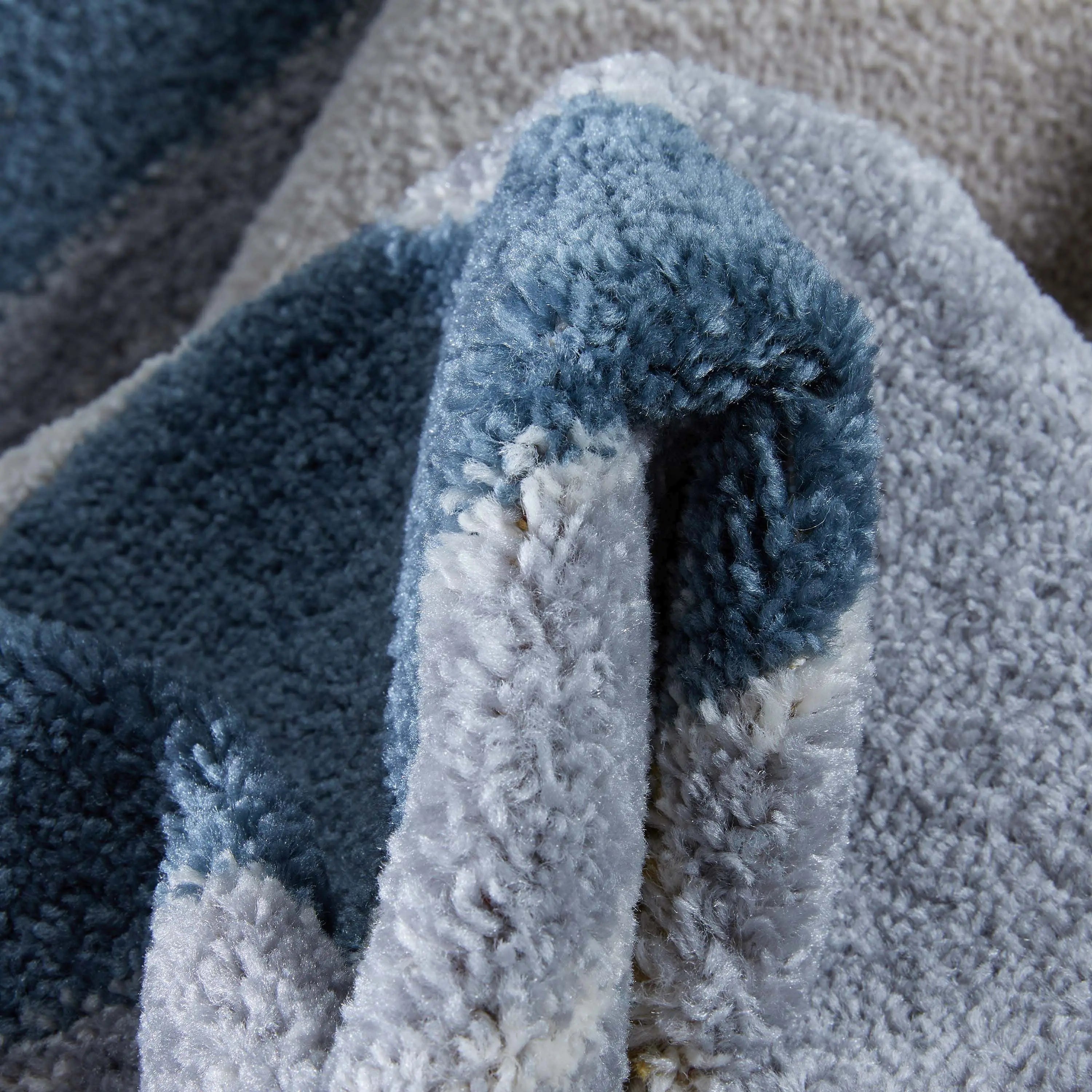 Maddox Blue Modern Geometric Rug、mySite、gigharbornorthrealestate