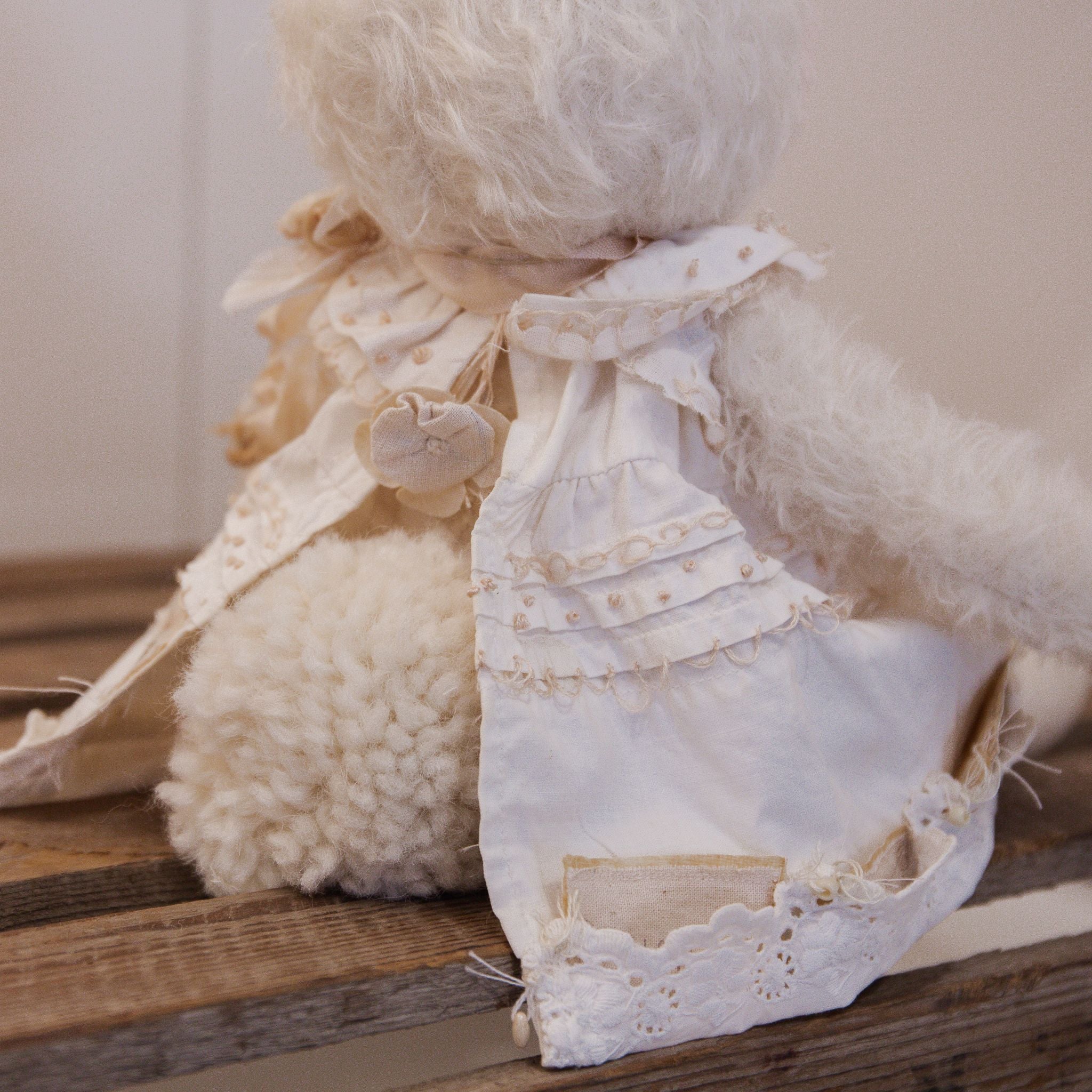 RETIRED - Hutch Studio - Lovely Love Note - Hand-Crafted Curly Mohair Cream Bunny、mySite、g9winljtr