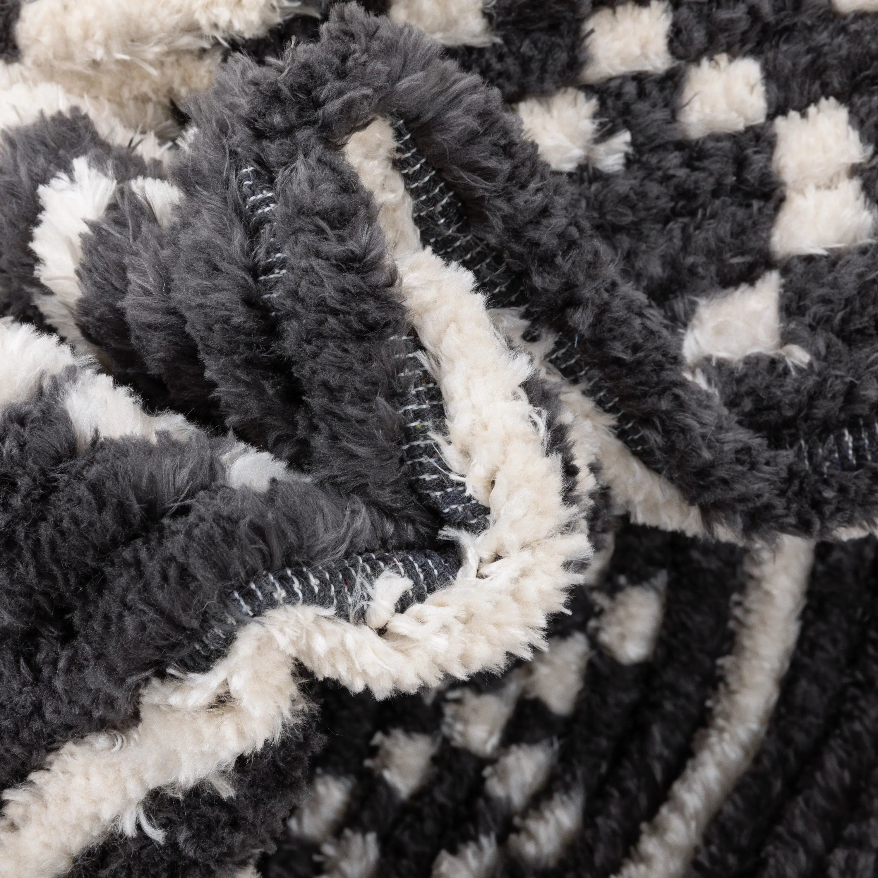 Nokomis Tribal Diamond Lattice Pattern Grey High-Low Textured Pile Rug、mySite、gigharbornorthrealestate