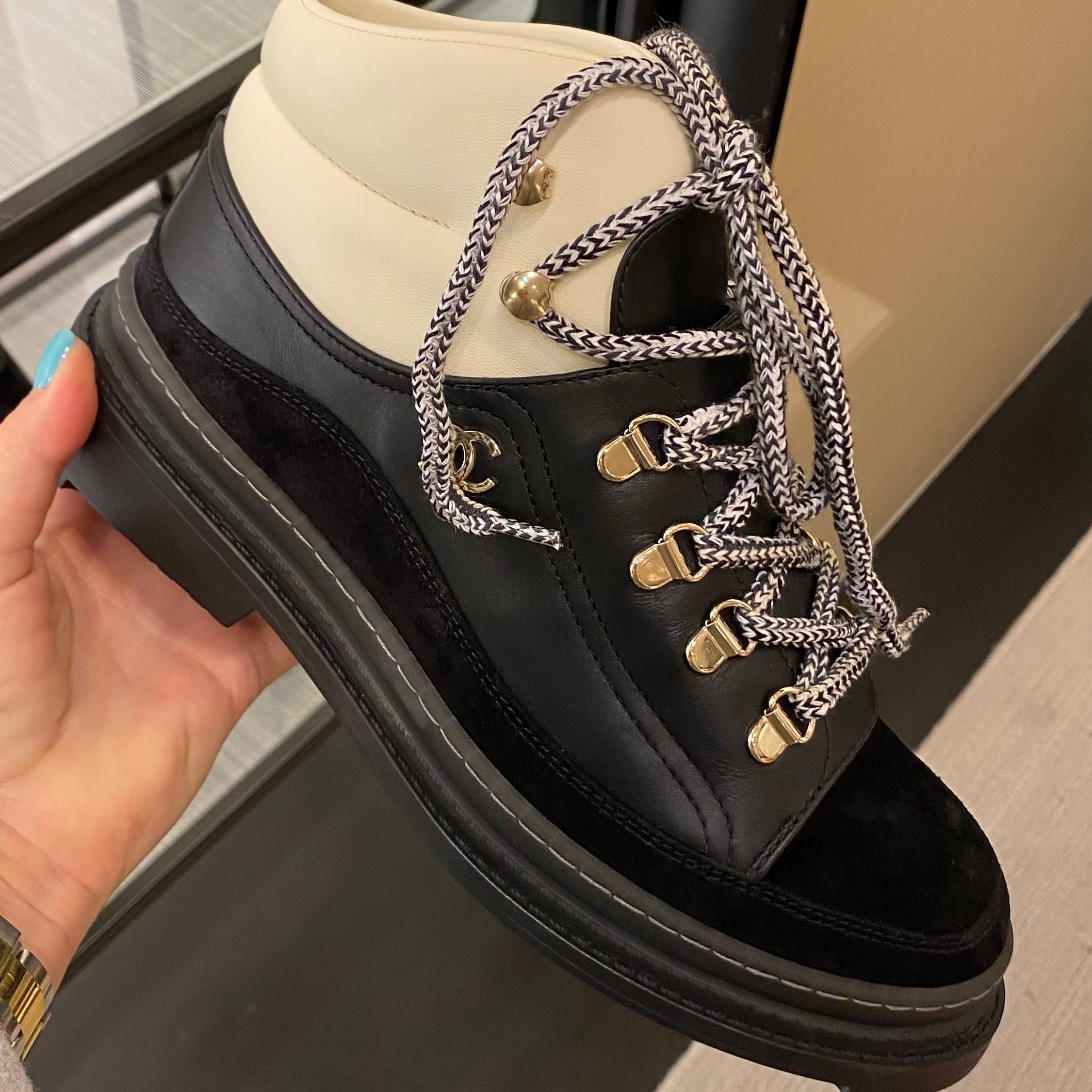 CHANEL Fall-Winter 22/23 black lace-up boots、mySite、garminoutage.com