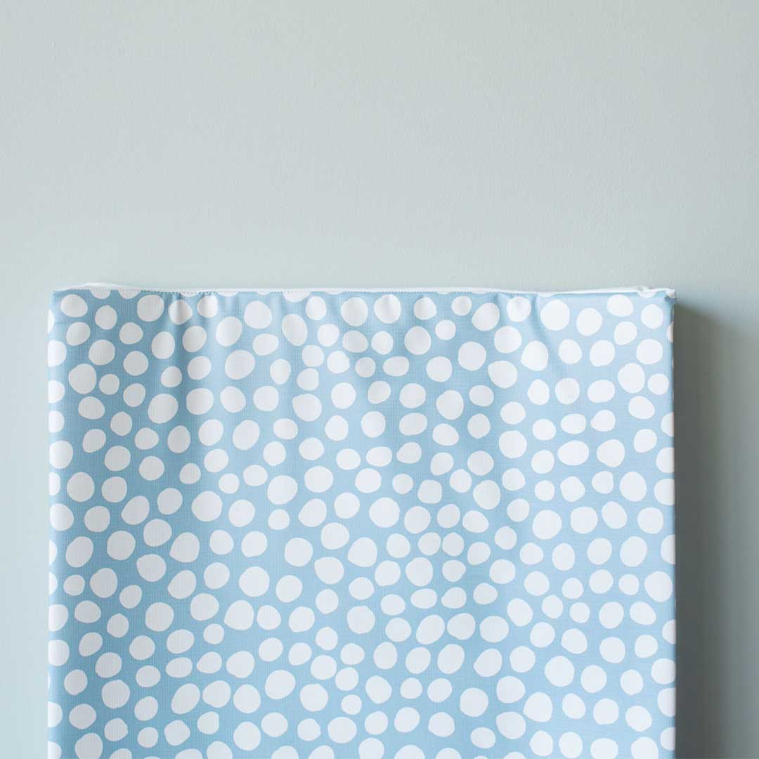  The Little Bumble Co. Anti Roll Changing Mat - Dotty - White + Blue、mySite、merchandisen