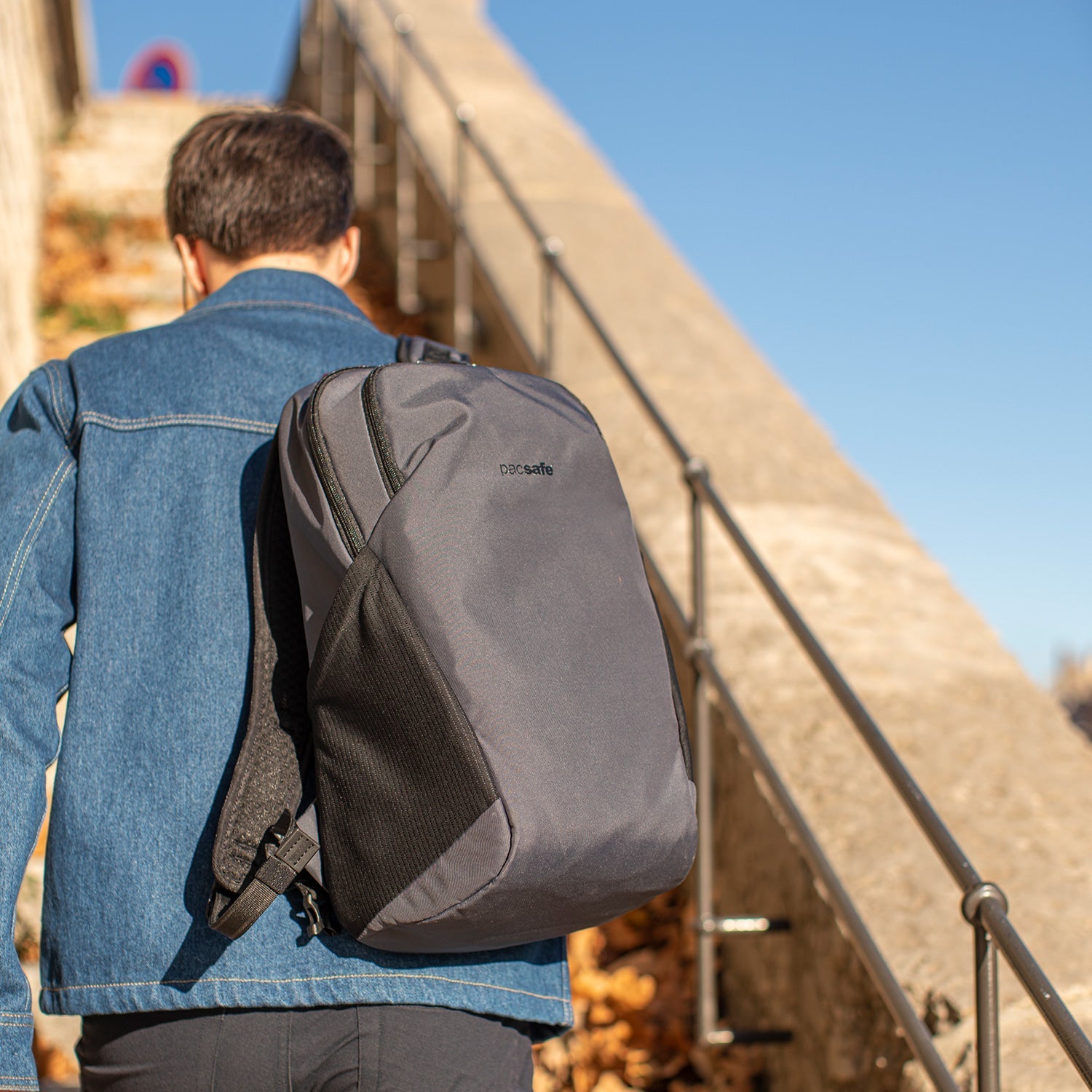 Pacsafe® V 20L anti-theft backpack、mySite、garagedoors4me