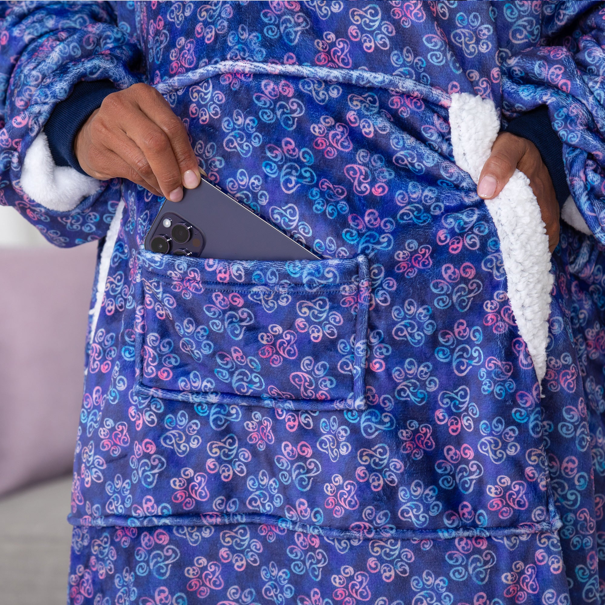 Super Cozy Deluxe Paw Print Wearable Blanket、mySite、camillekostekn