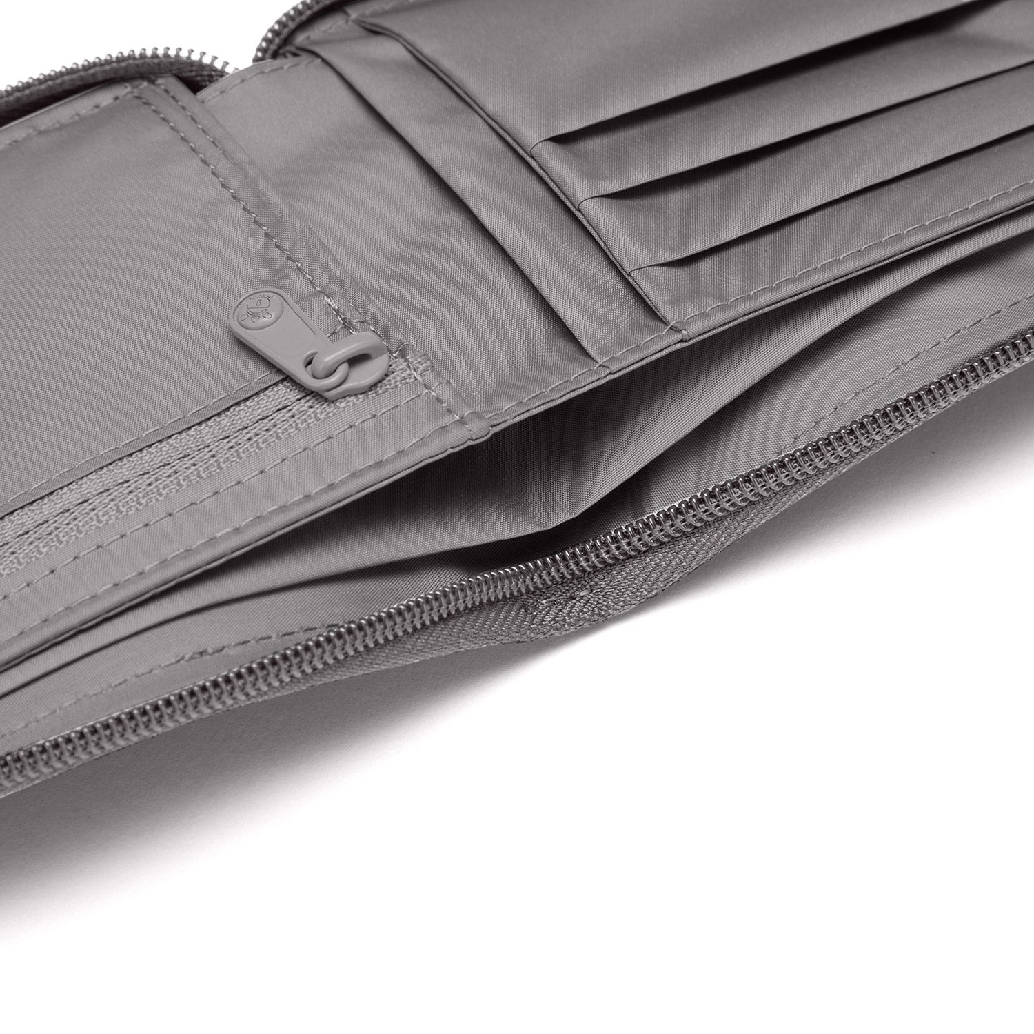 Pacsafe® RFIDsafe™ RFID blocking zip around wallet、mySite、garagedoors4me