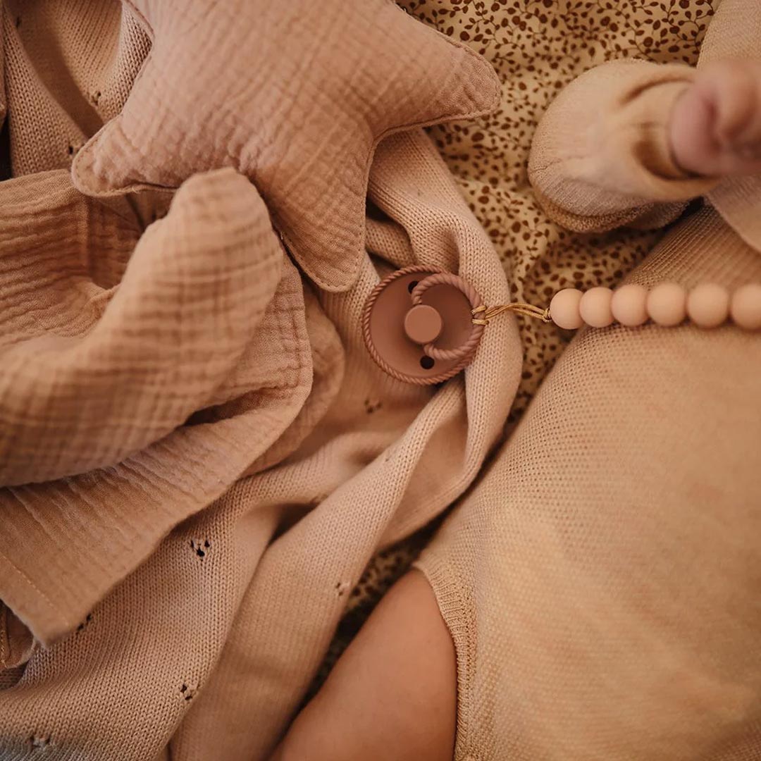  Mushie Hera Pacifier Clip - Blush、mySite、merchandisen