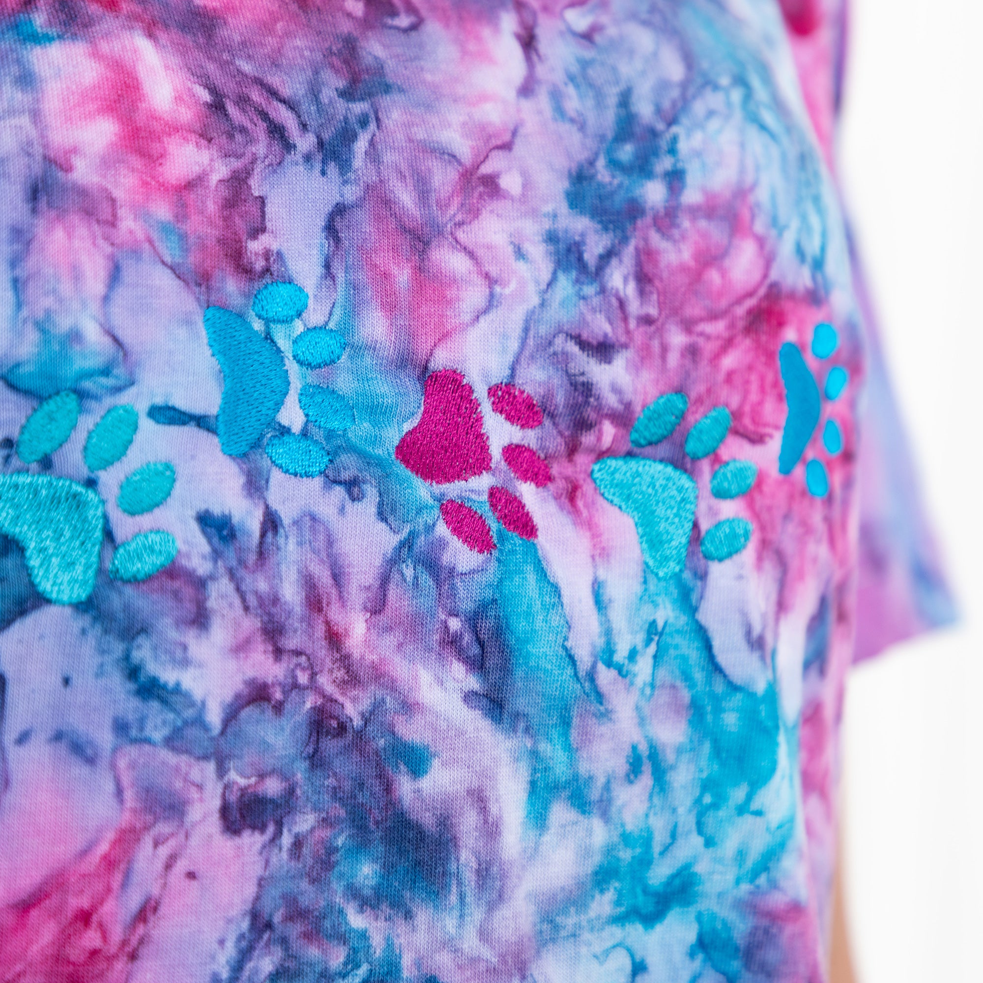 Embroidered Paw Print Crystal Wash T-Shirt、mySite、camillekostekn