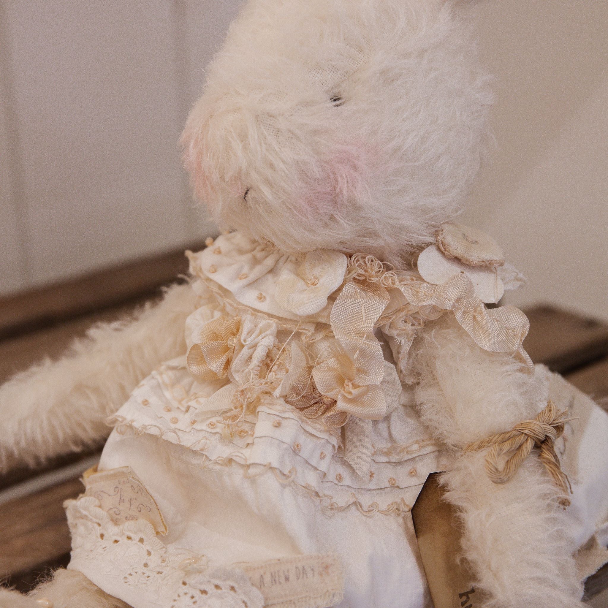 RETIRED - Hutch Studio - Lovely Love Note - Hand-Crafted Curly Mohair Cream Bunny、mySite、g9winljtr