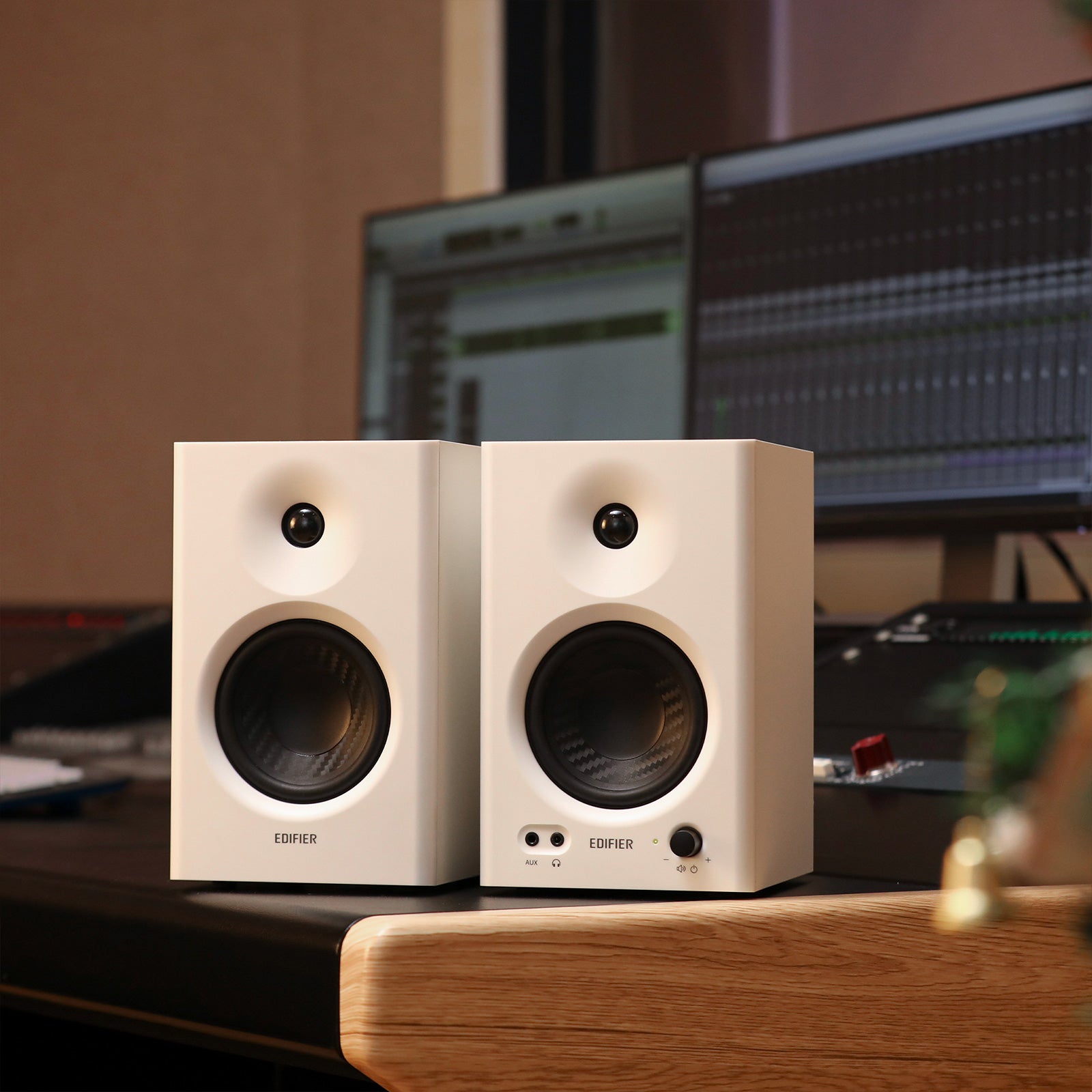 Edifier MR4 Powered Studio Monitor Speakers, 4 Active Near-field Monitor Speaker - White (Pair)、mySite、camillekostekn