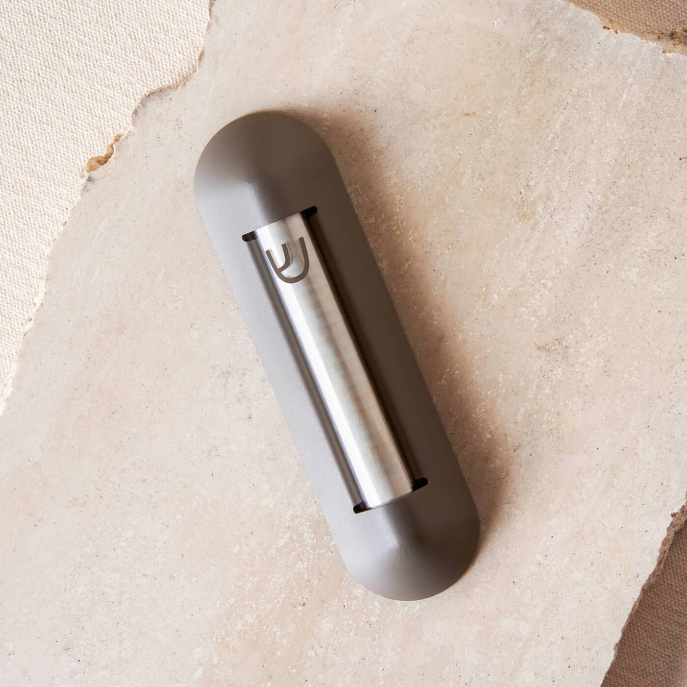 Shelter Mezuzah by Via Maris - Noir、mySite、topwebapps