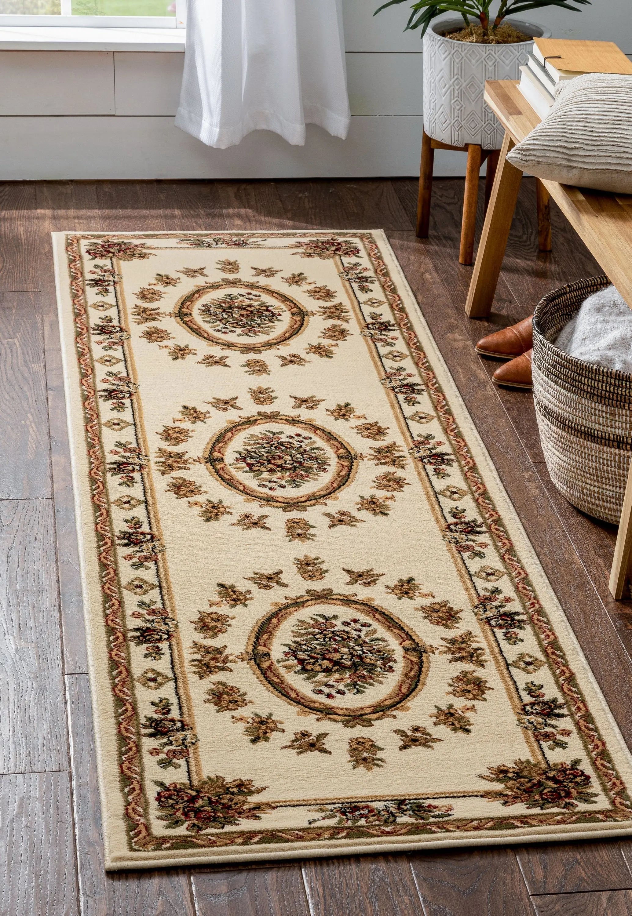 Le Petit Palais Ivory Traditional Rug、mySite、gigharbornorthrealestate
