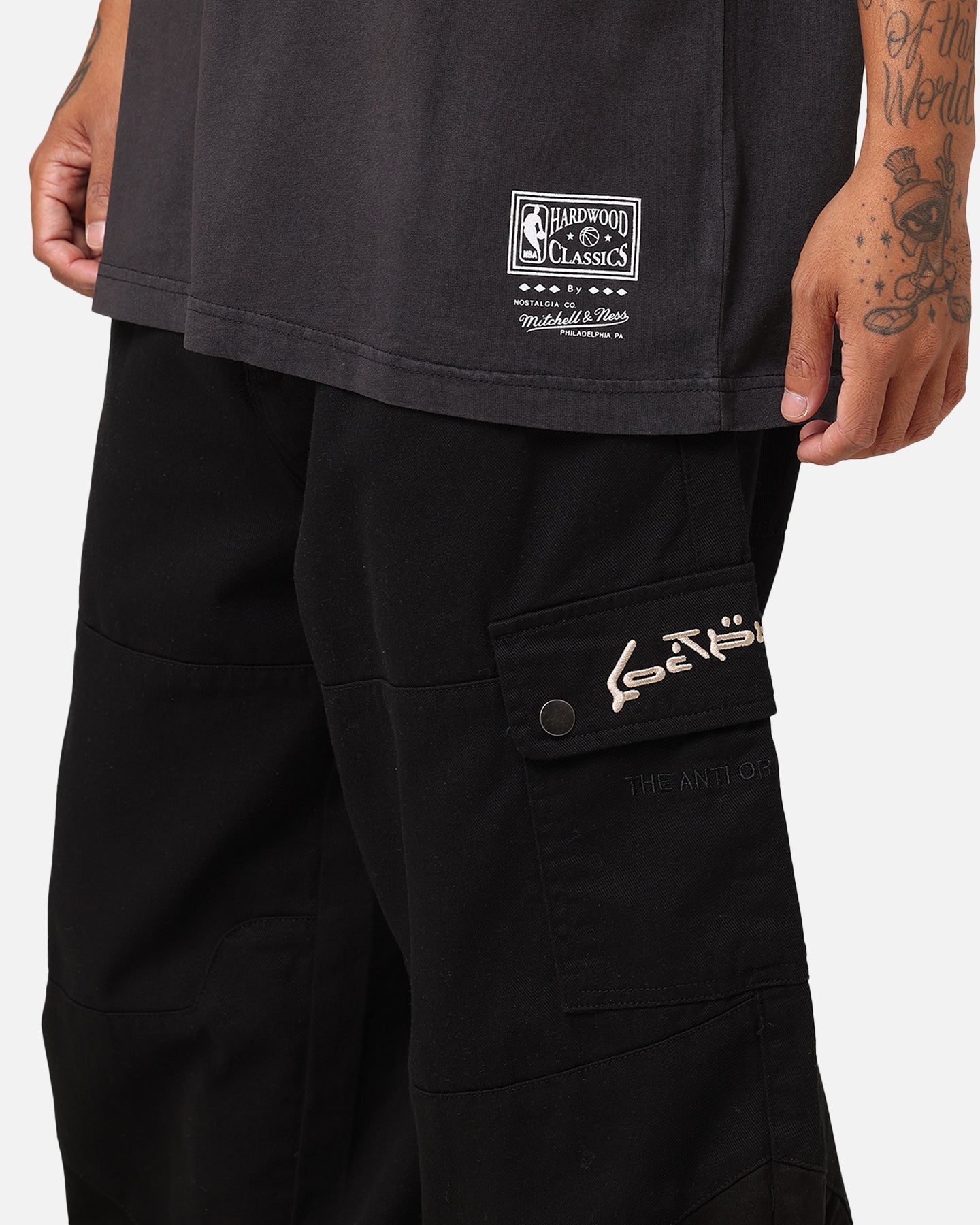 Mitchell & Ness Charlotte Hornets Ice Blue Logo T-Shirt Faded Black、mySite、zt4zffjzw