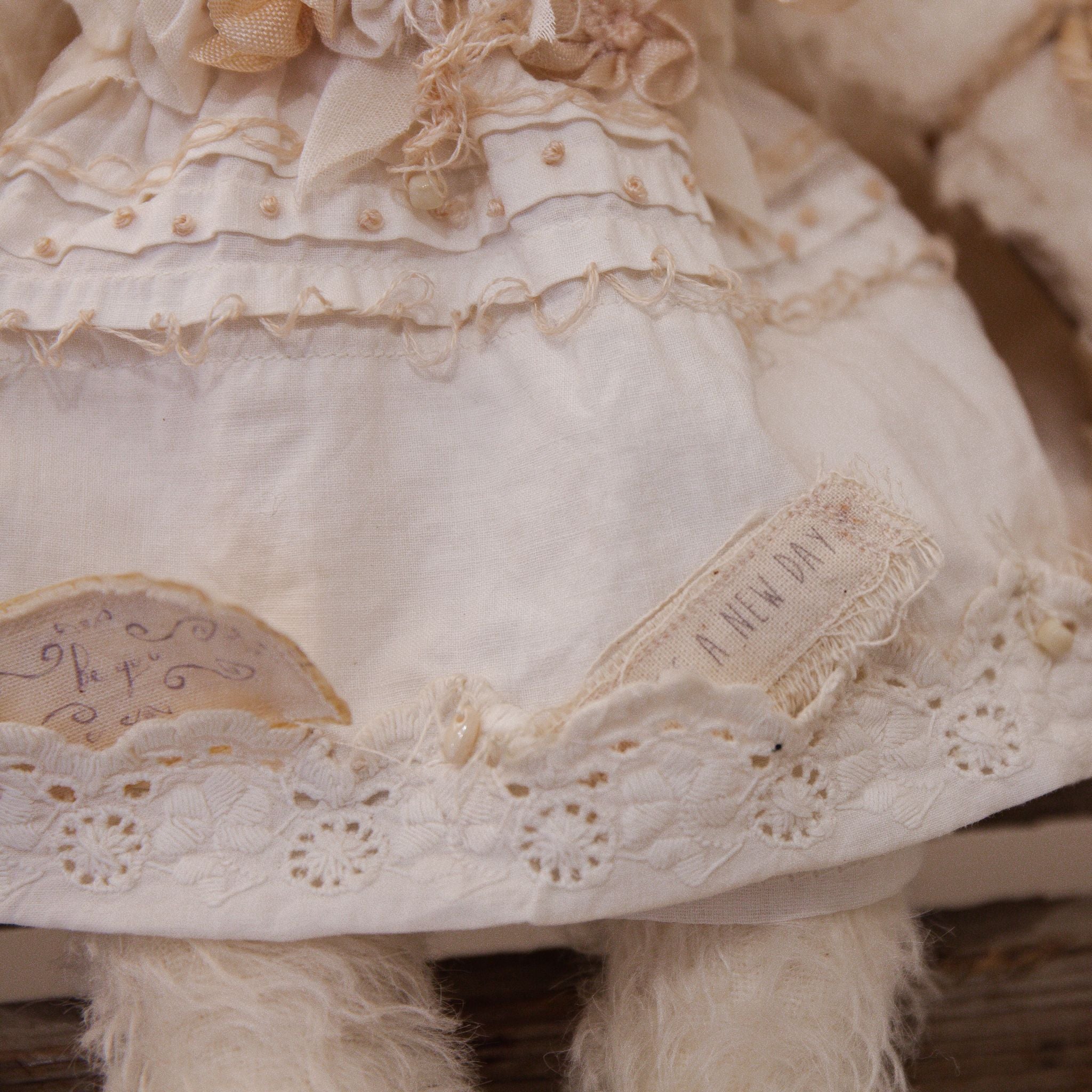 RETIRED - Hutch Studio - Lovely Love Note - Hand-Crafted Curly Mohair Cream Bunny、mySite、g9winljtr