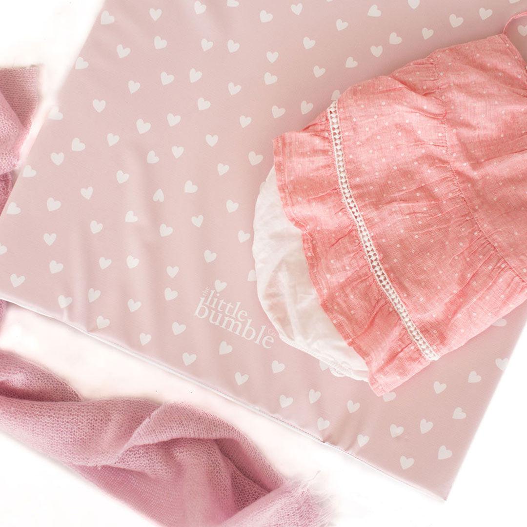  The Little Bumble Co. Anti Roll Changing Mat - White Hearts、mySite、merchandisen
