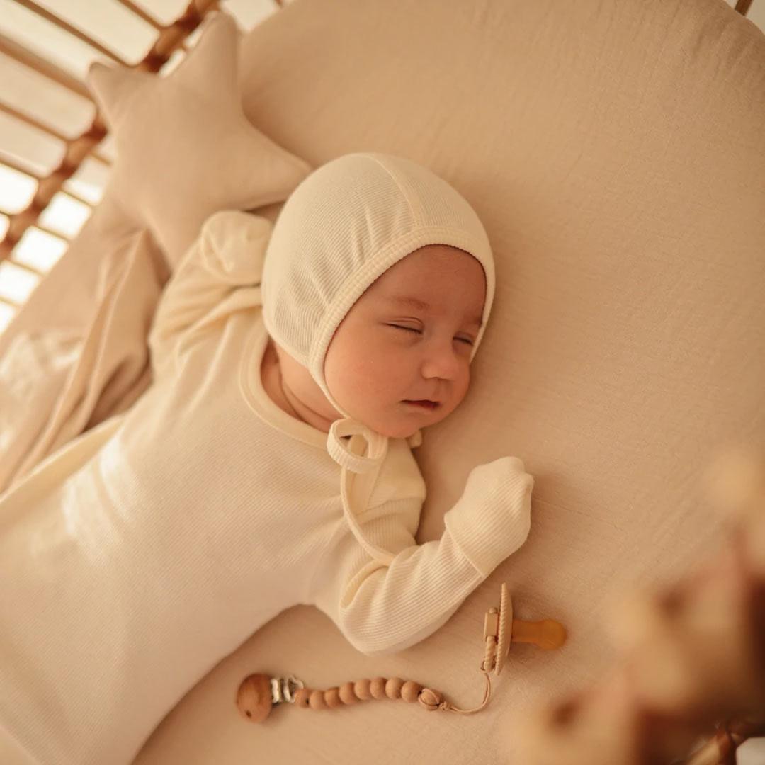  Mushie Ribbed Baby Bonnet - Ivory、mySite、merchandisen