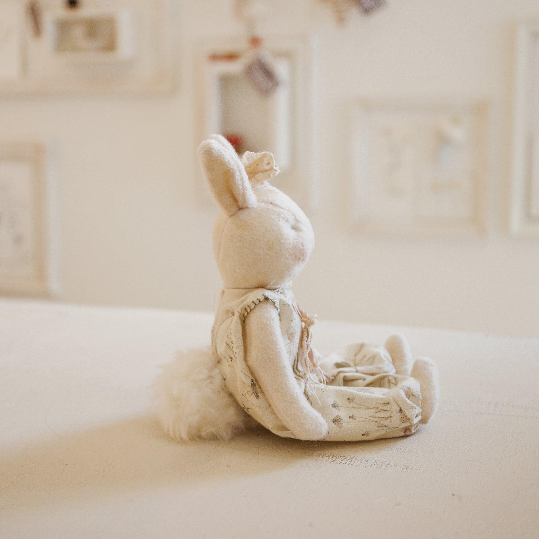RETIRED - Hutch Studio Original - Nel Sit-a-Spell - Hand-Crafted Cotton & Wool Bunny、mySite、g9winljtr
