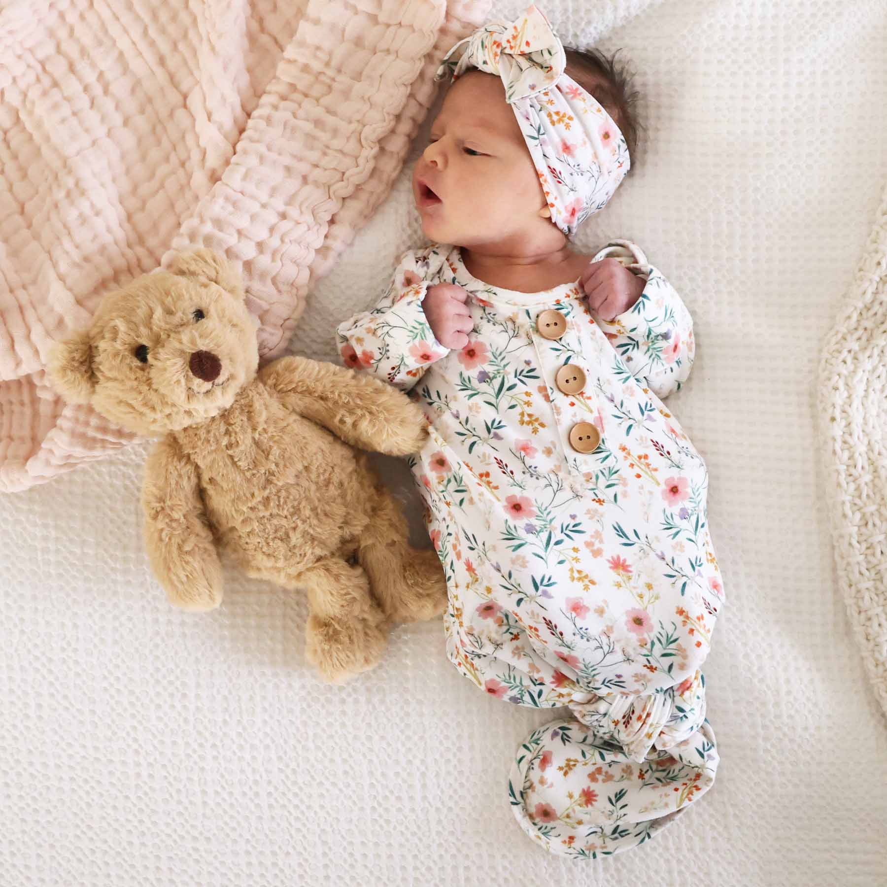  Winnie's Wildflowers Newborn Baby Knot Gown & Hat Set、mySite、layawaytickets