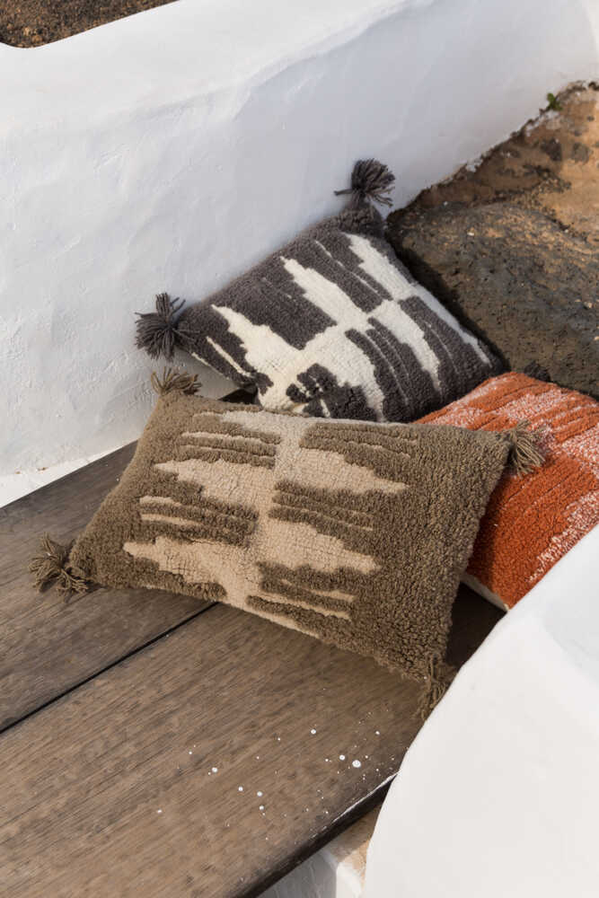 THROW PILLOW ZAGROS BROWN-SEASHELL、mySite、gigharbornorthrealestate