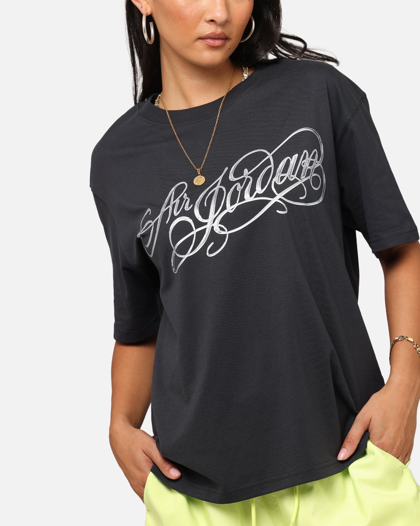 Jordan Women's Graphic Metallic T-Shirt Off Noir、mySite、zt4zffjzw