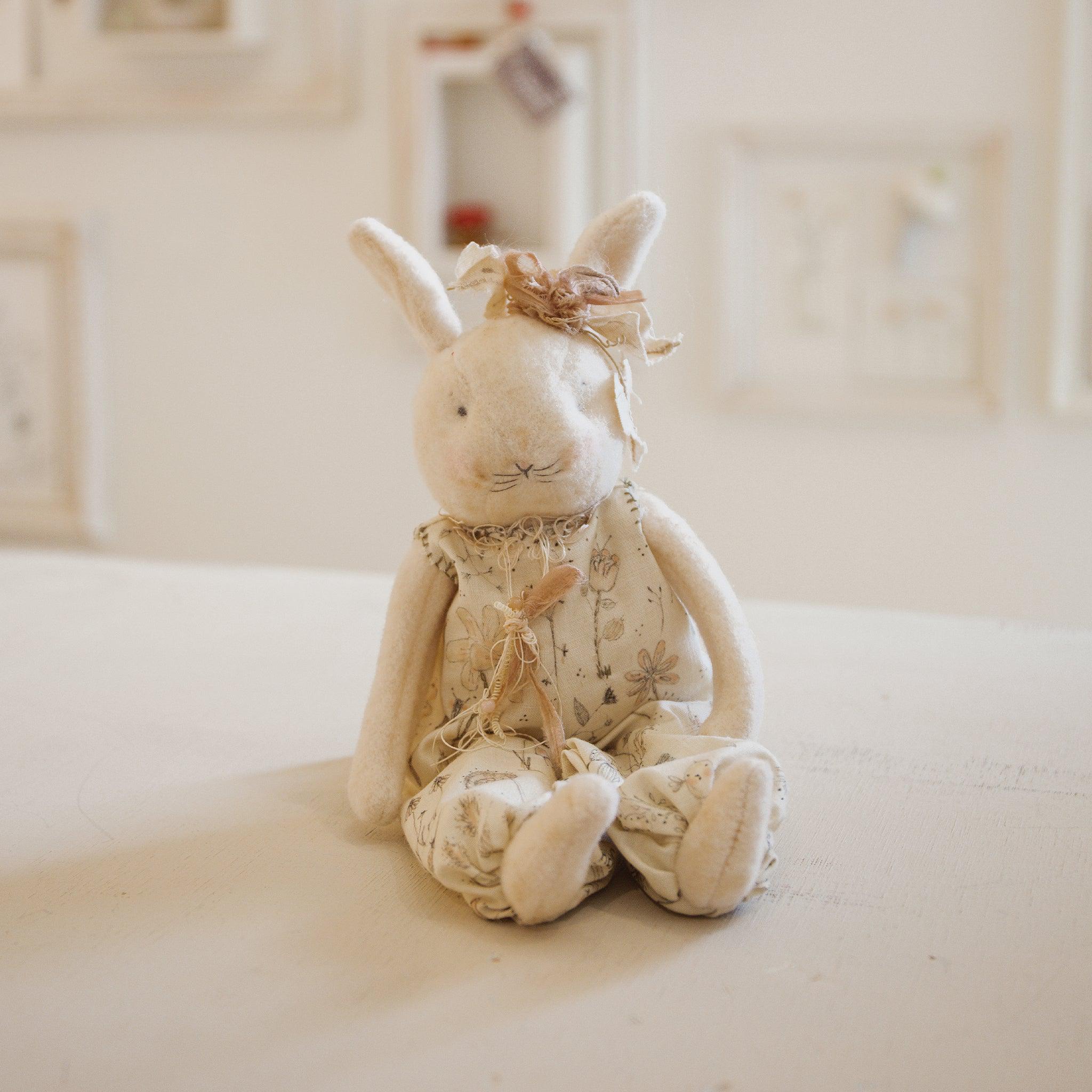 RETIRED - Hutch Studio Original - Nel Sit-a-Spell - Hand-Crafted Cotton & Wool Bunny、mySite、g9winljtr