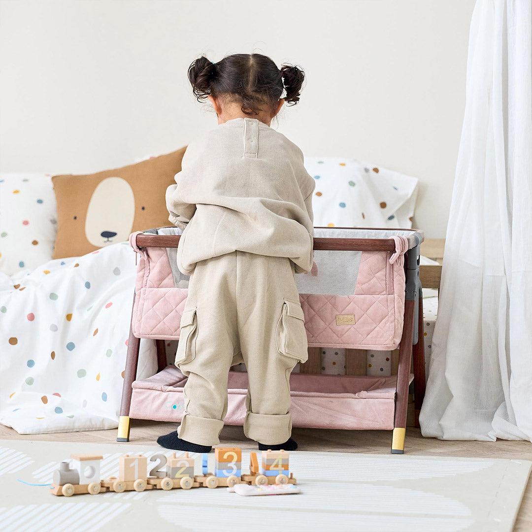  Tutti Bambini Cozee Luxe Mini Me Crib - Walnut/Blush、mySite、merchandisen