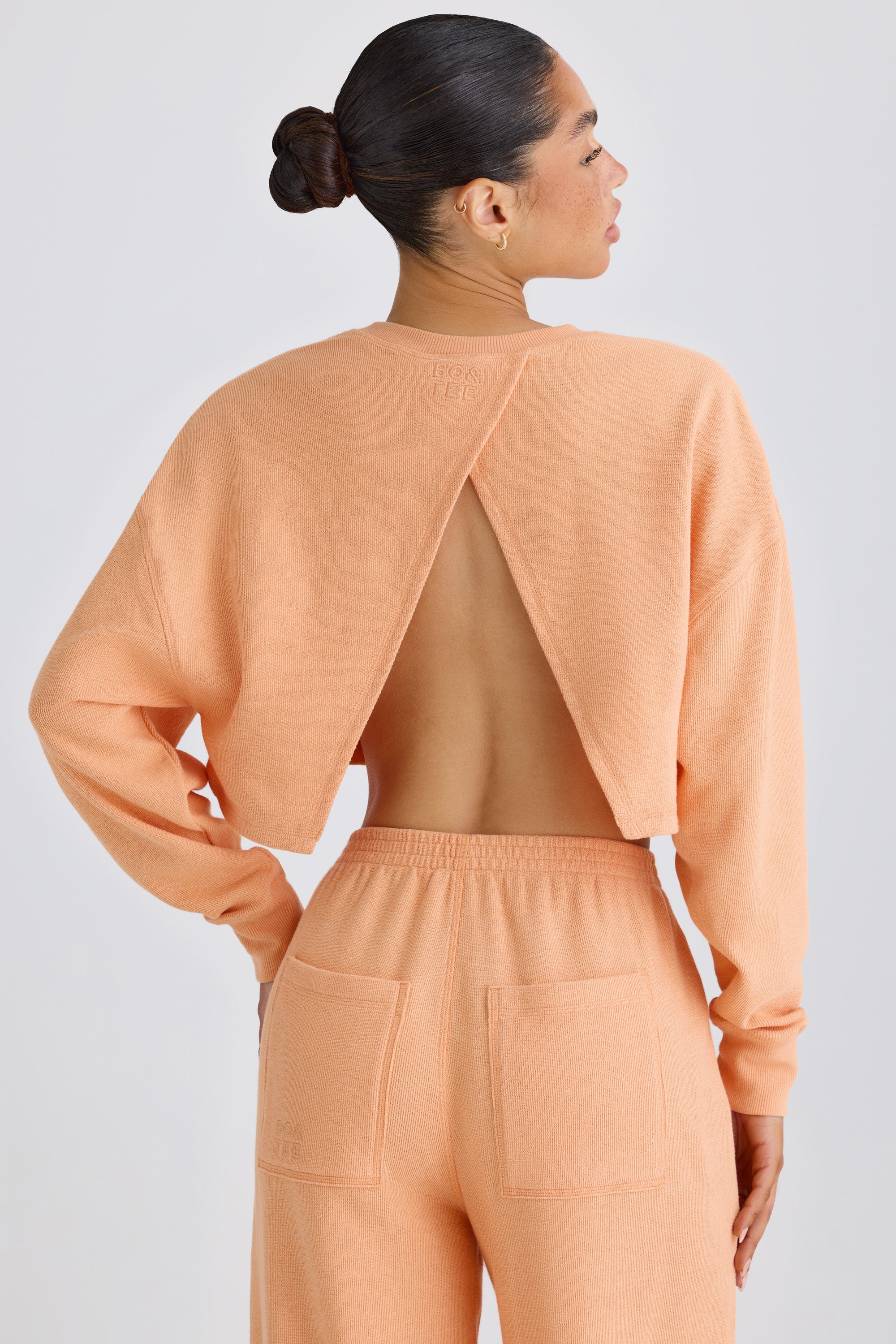 Crew-Neck Open-Back Cropped Sweatshirt in Peach、mySite、solidvoid