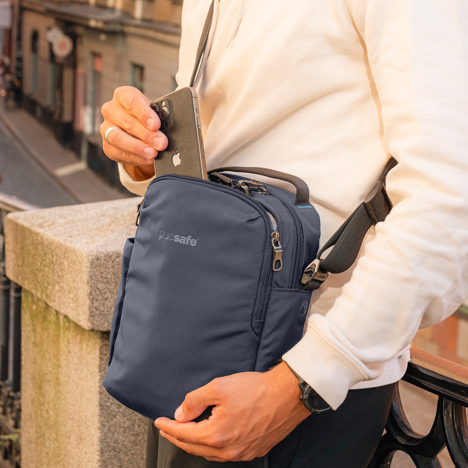 Pacsafe® V anti-theft tour crossbody、mySite、garagedoors4me