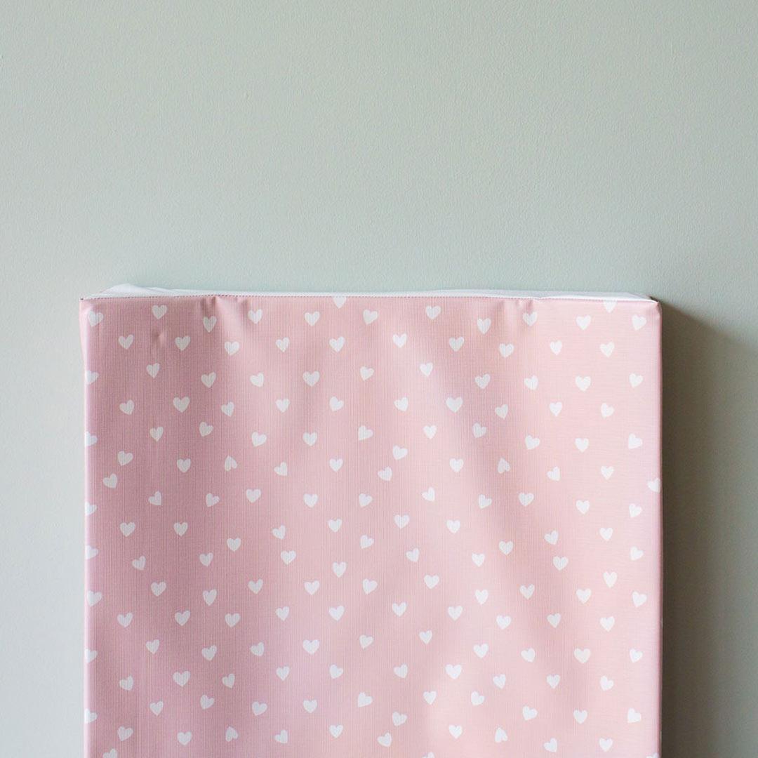  The Little Bumble Co. Anti Roll Changing Mat - White Hearts、mySite、merchandisen