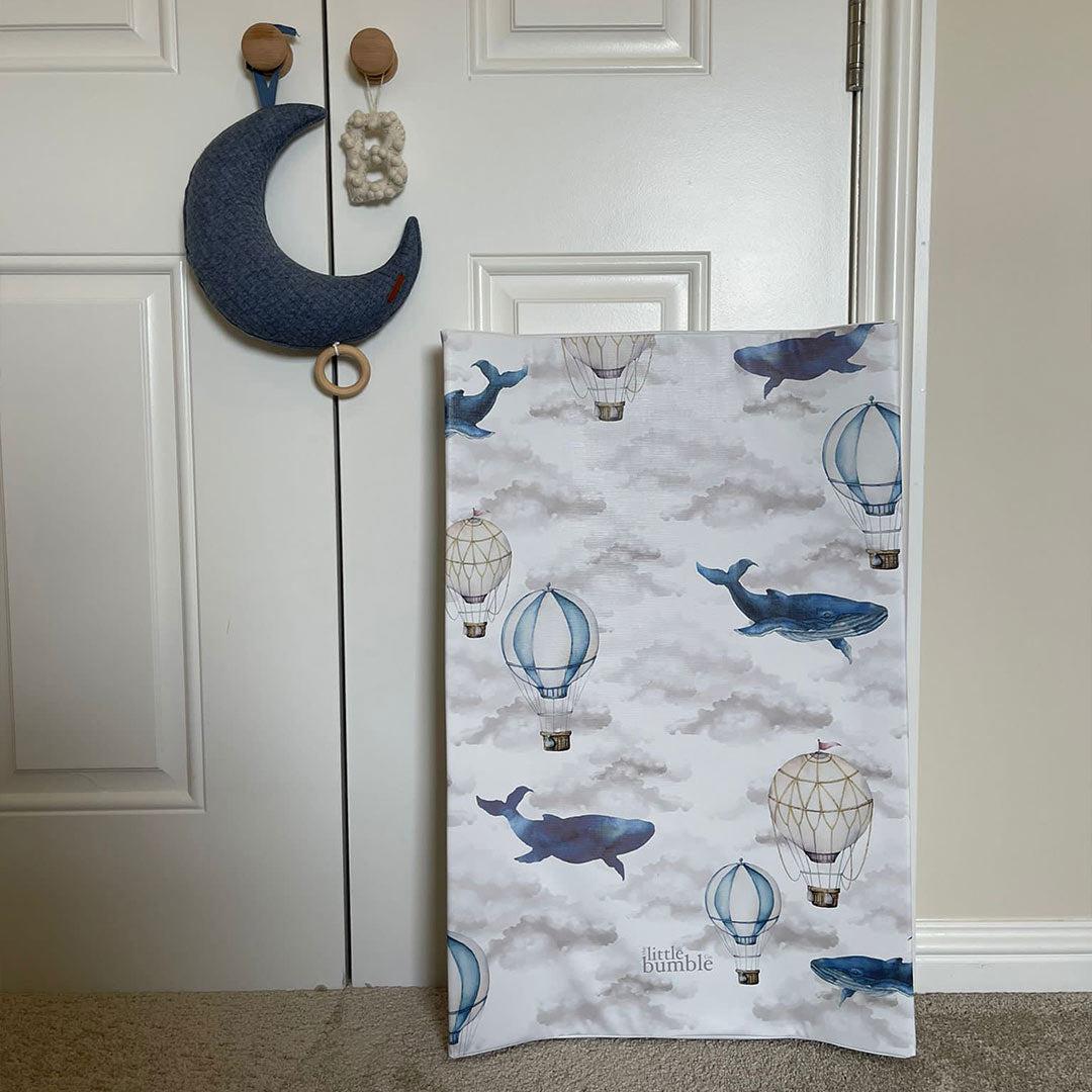  The Little Bumble Co. Anti Roll Changing Mat - Up in the Clouds、mySite、merchandisen