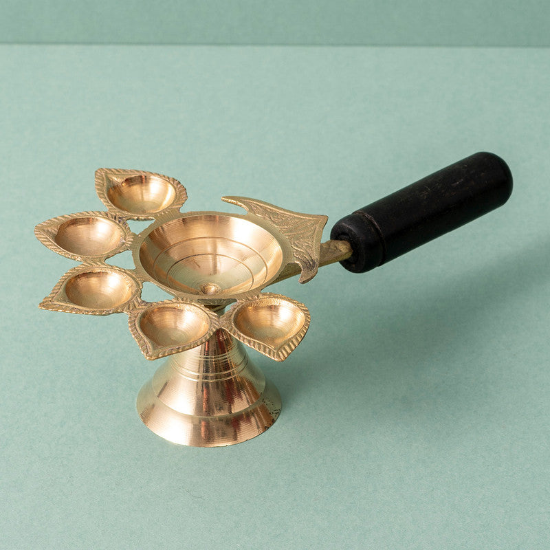 Brass Pooja Diya Stand | Golden、mySite、camillekostekn
