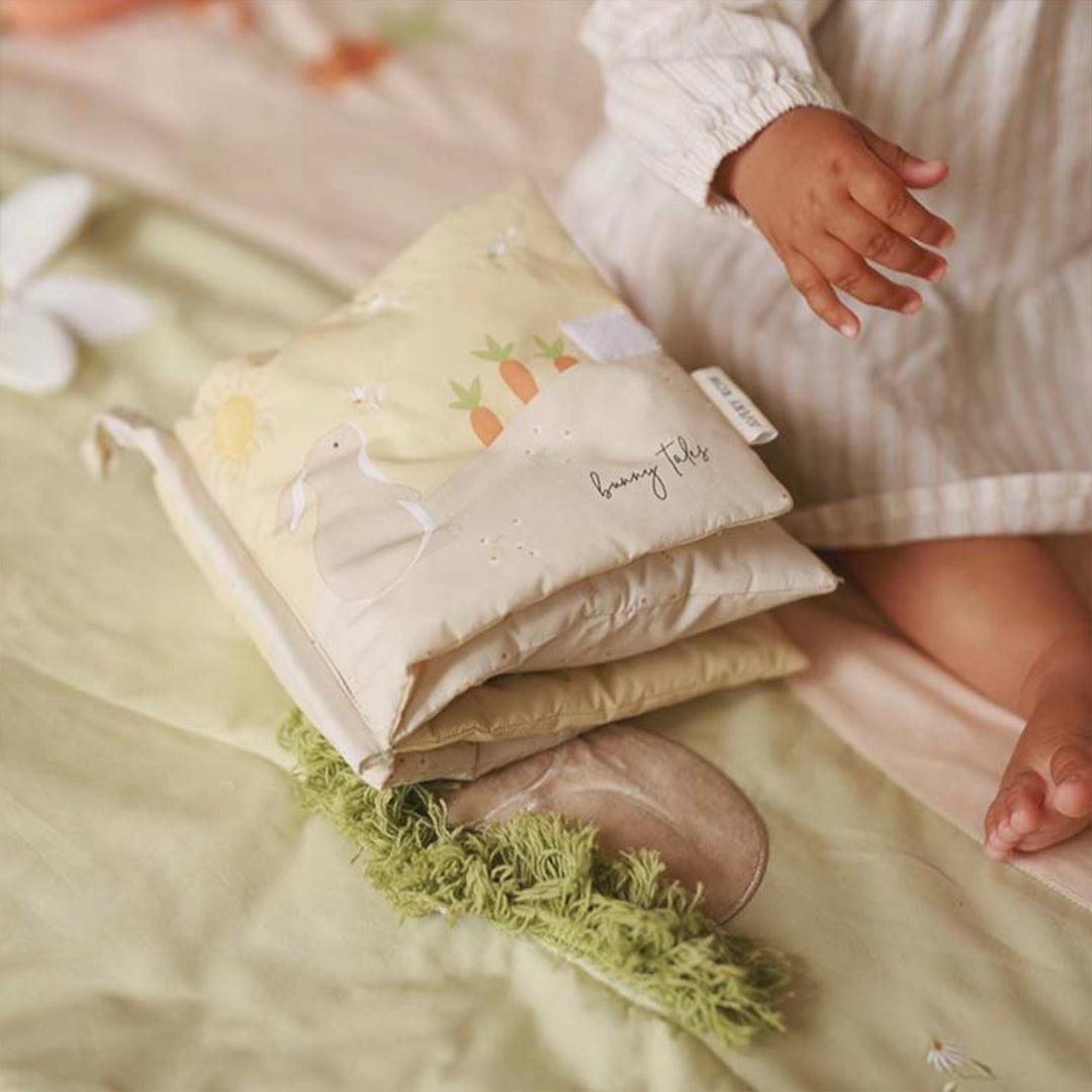  Avery Row Baby Fabric Book - Bunny Tales、mySite、merchandisen