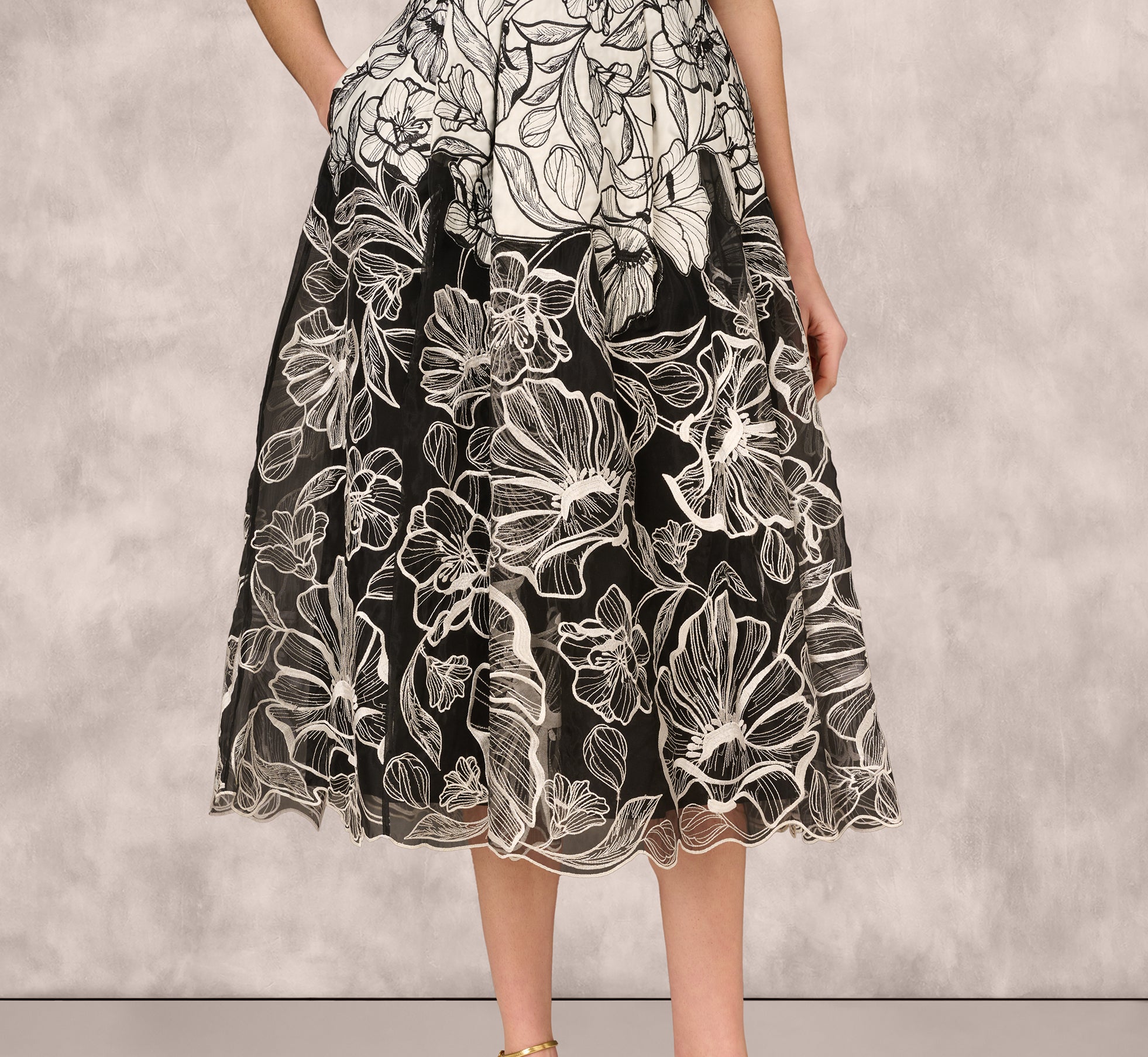 Sleeveless Embroidered Two Tone Midi Dress In Ivory Black、mySite、solidvoid