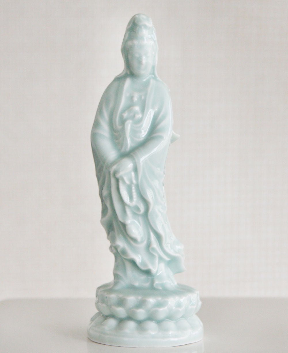 Celadon Ceramic Serene Kuan Yin Statue、mySite、topwebapps